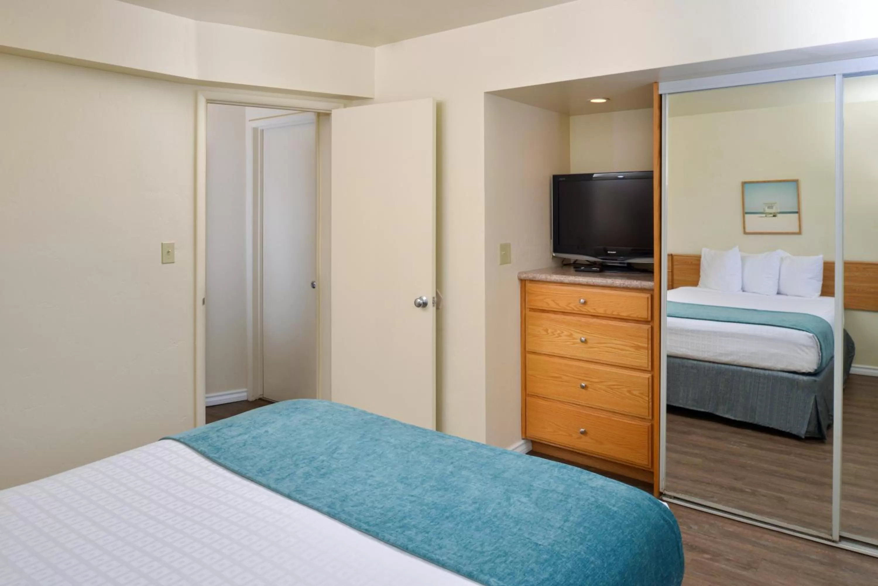 Bed in Edgewater Inn and Suites