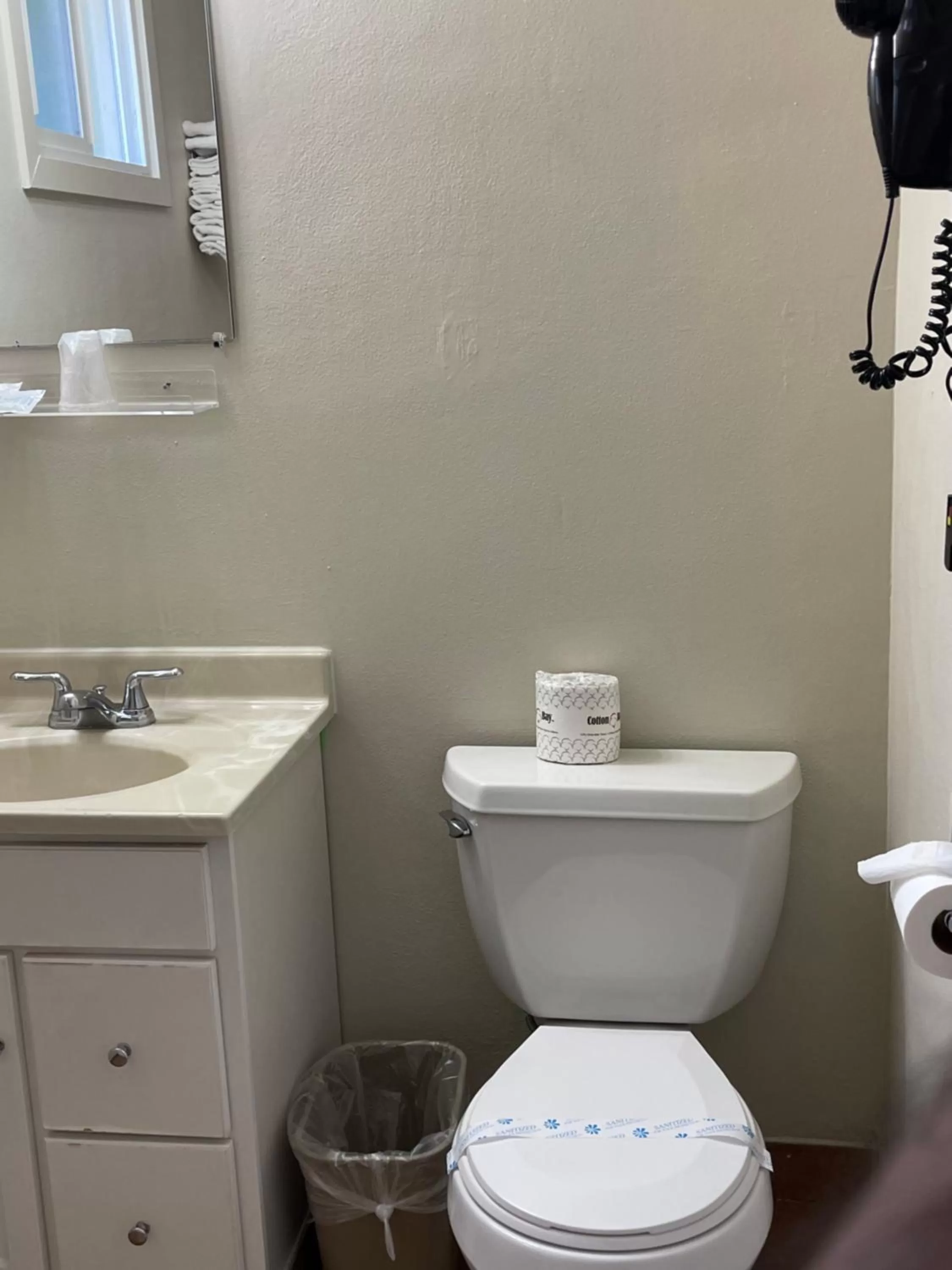 Bathroom in Villa West Motel