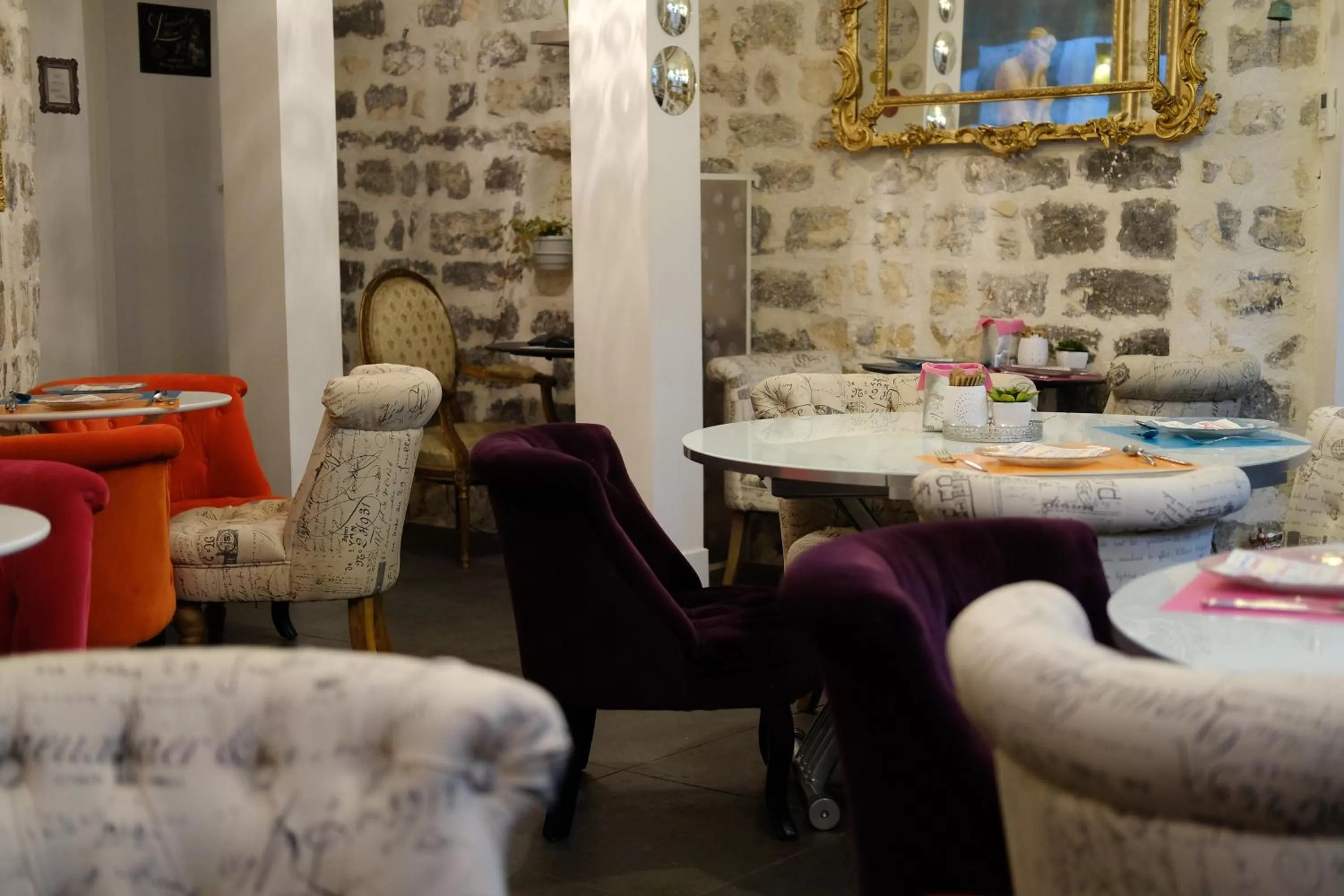 Restaurant/places to eat in Le Pavillon Hotel