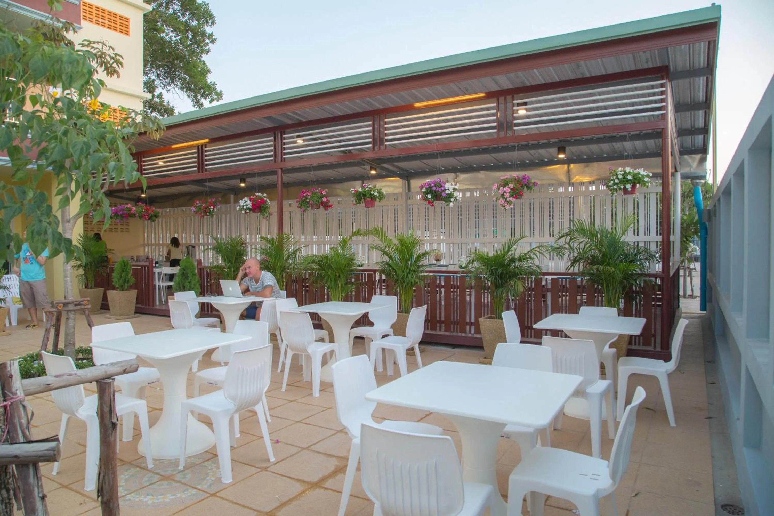 Restaurant/places to eat in Smile Residence