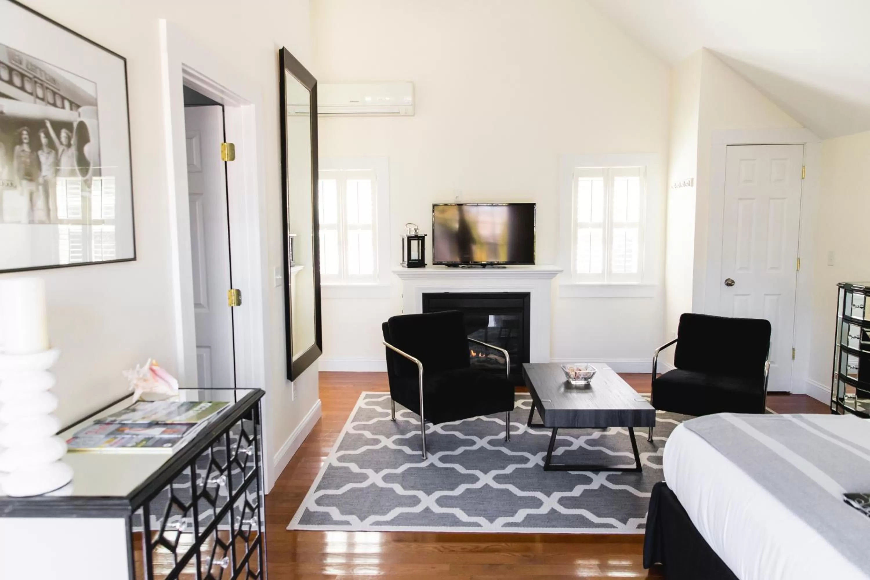 TV and multimedia, TV/Entertainment Center in The Platinum Pebble Boutique Inn - Adults Only Property