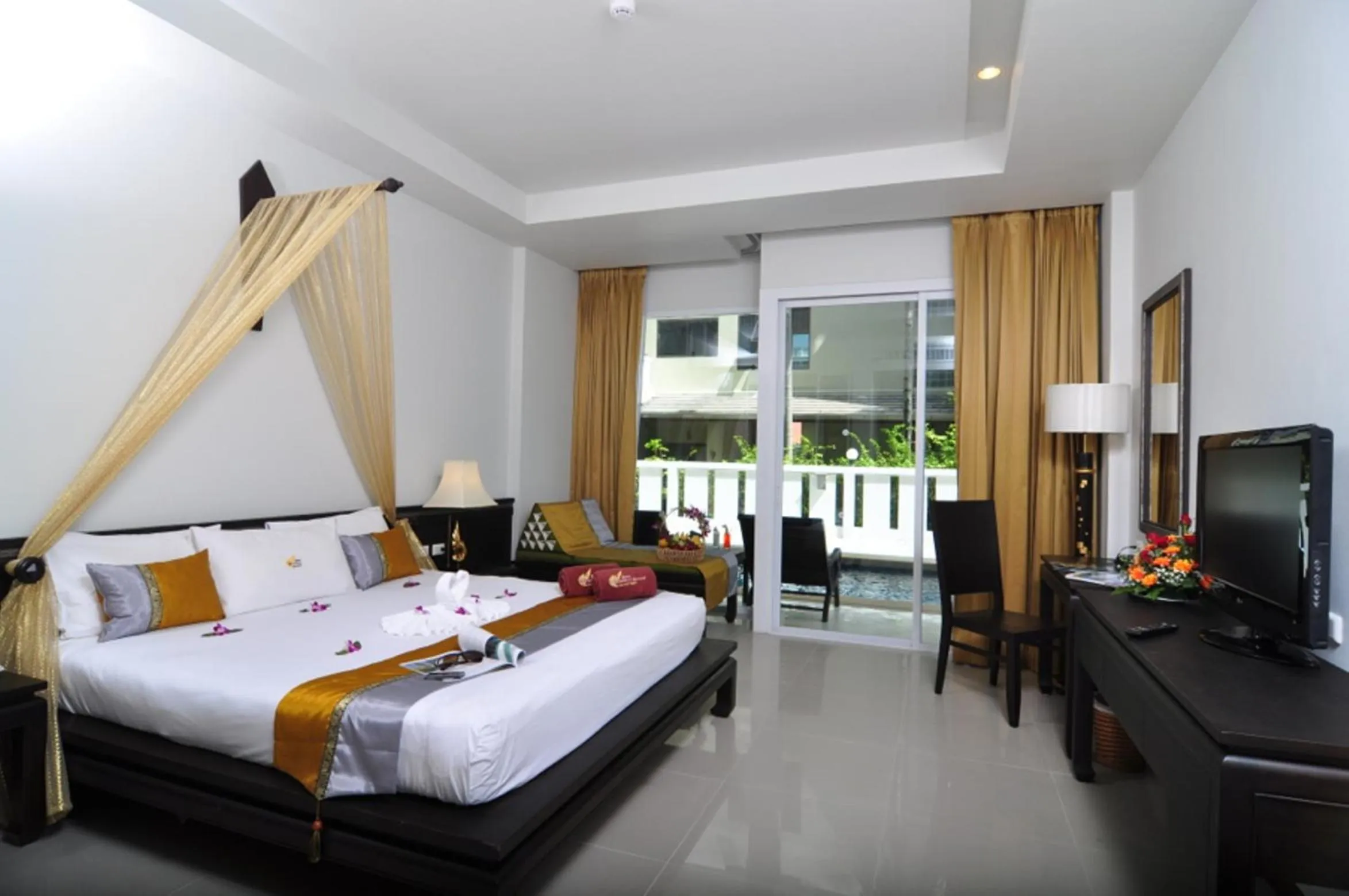 Photo of the whole room, Bed in Baan Karonburi Resort