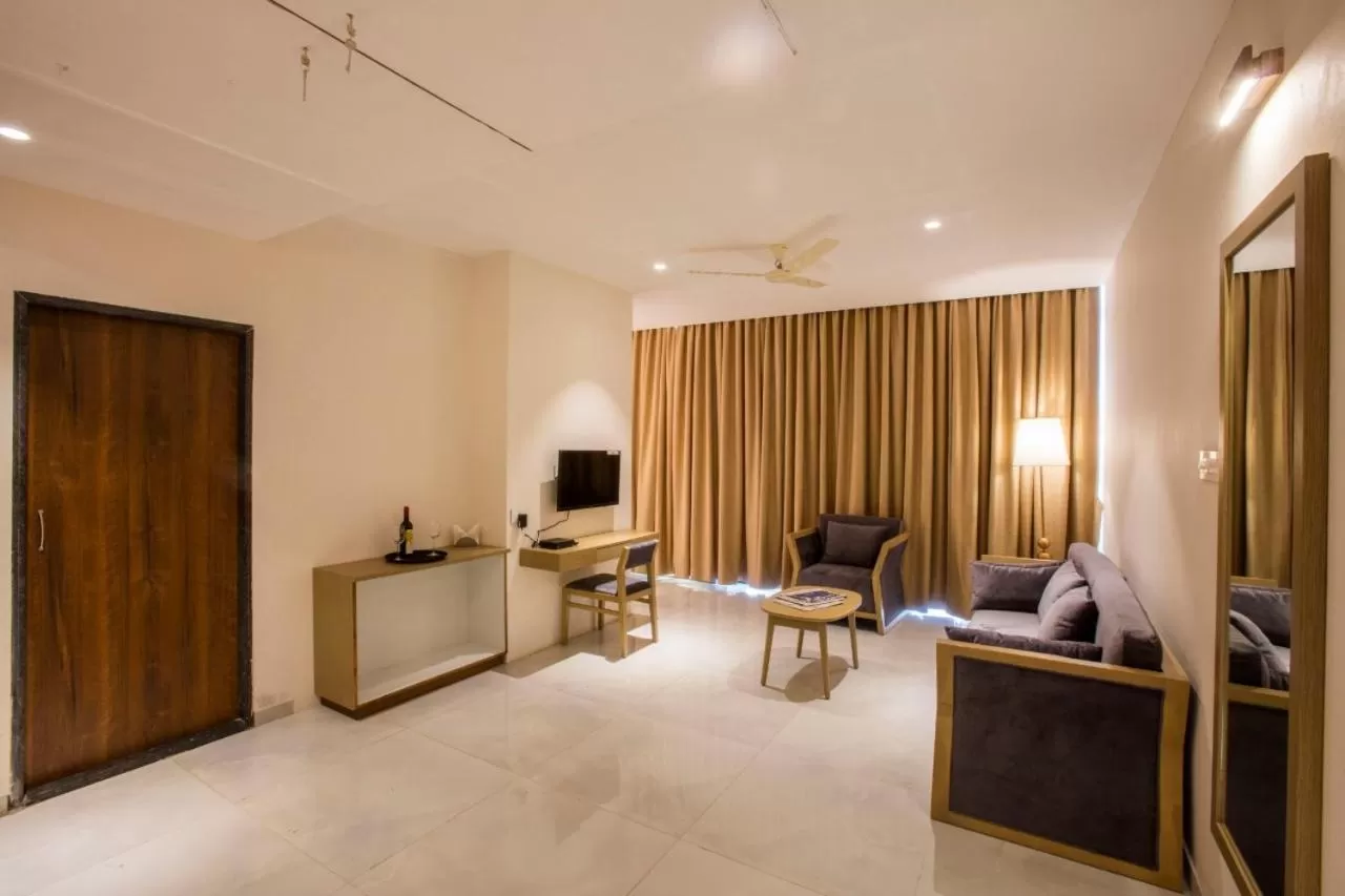 Communal lounge/ TV room, Seating Area in Sapphire Premium Hotel & Suite