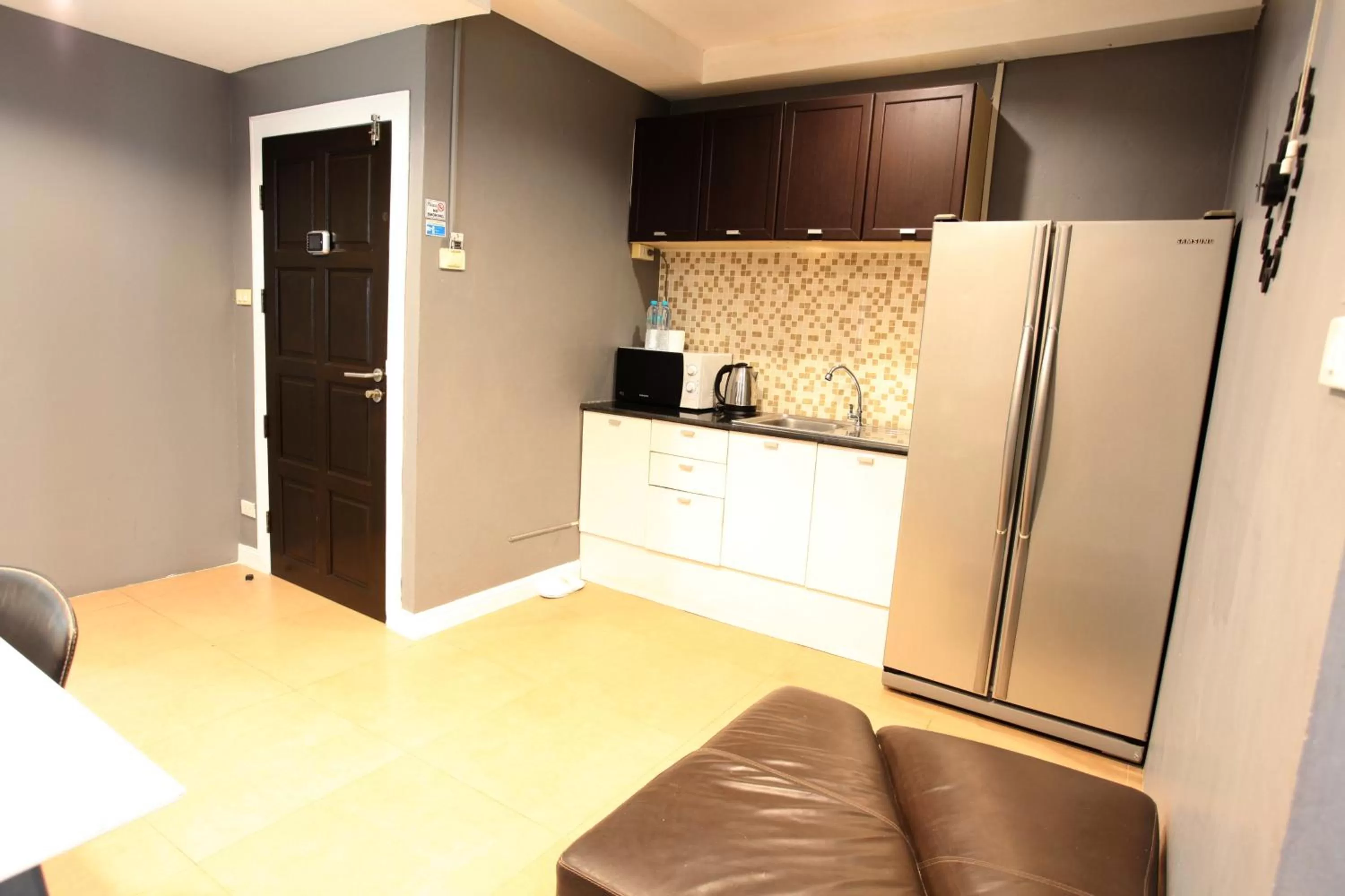 Living room, Kitchen/Kitchenette in DEL MAR RESIDENCE