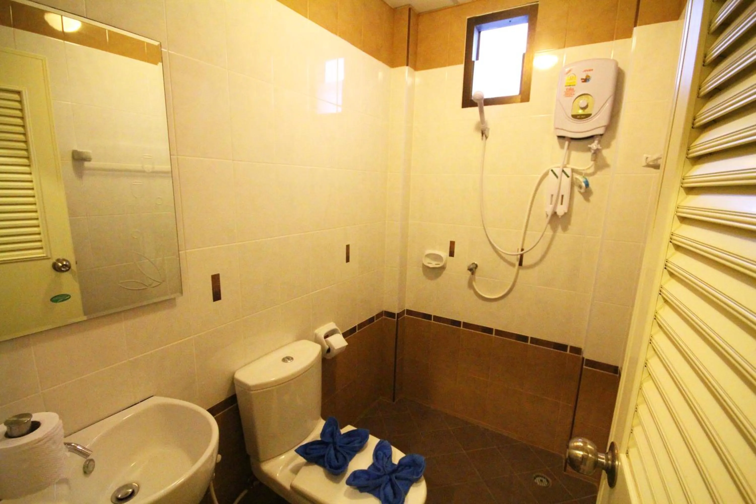 Toilet in Lemonade Boutique Inn