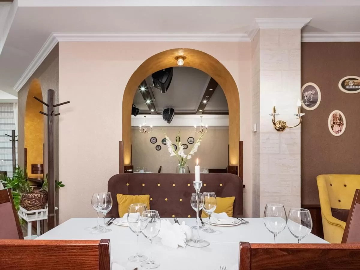 Restaurant/places to eat in Park Hotel