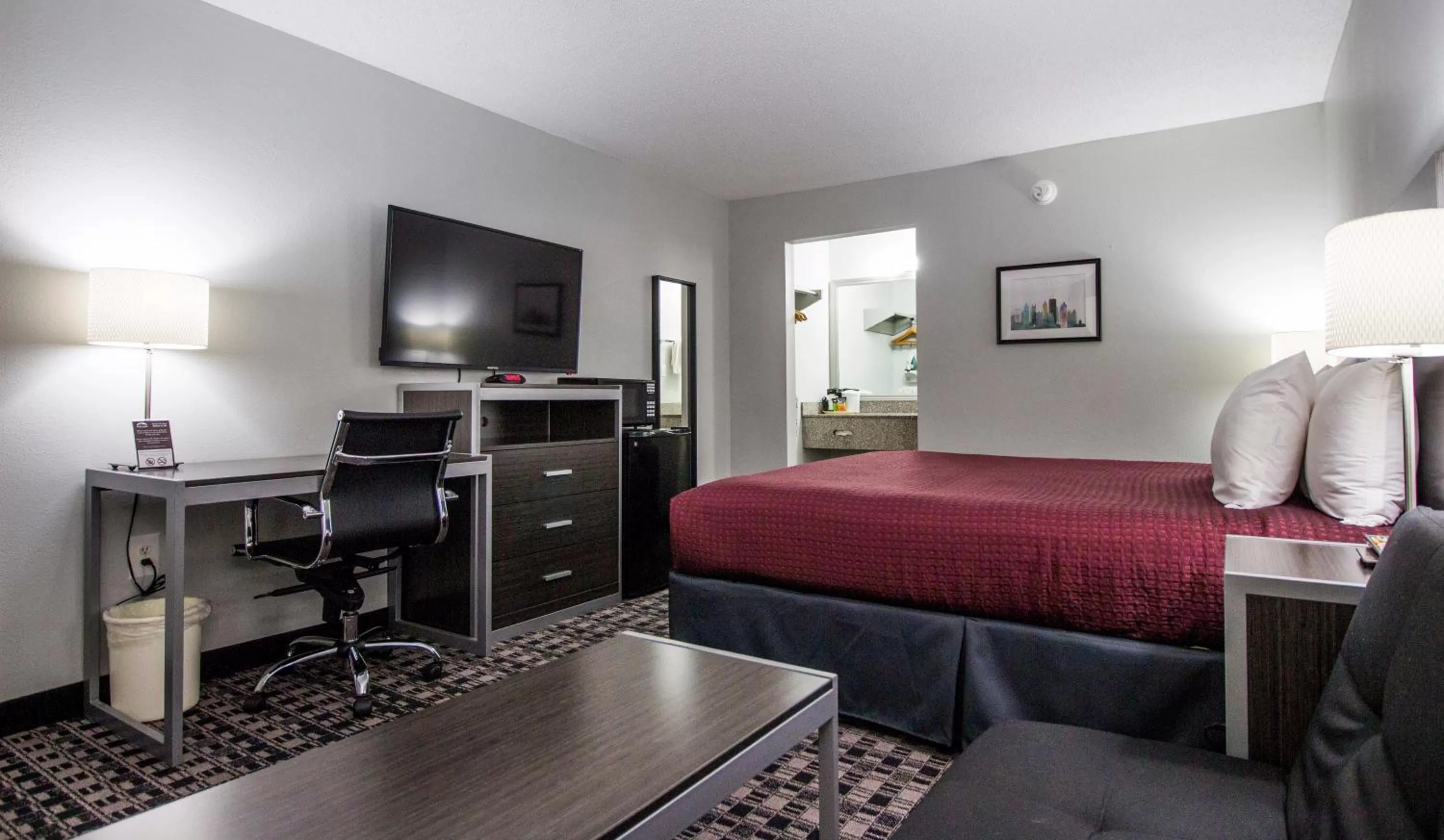 Bedroom, Bed in Brick Lodge Atlanta/Norcross