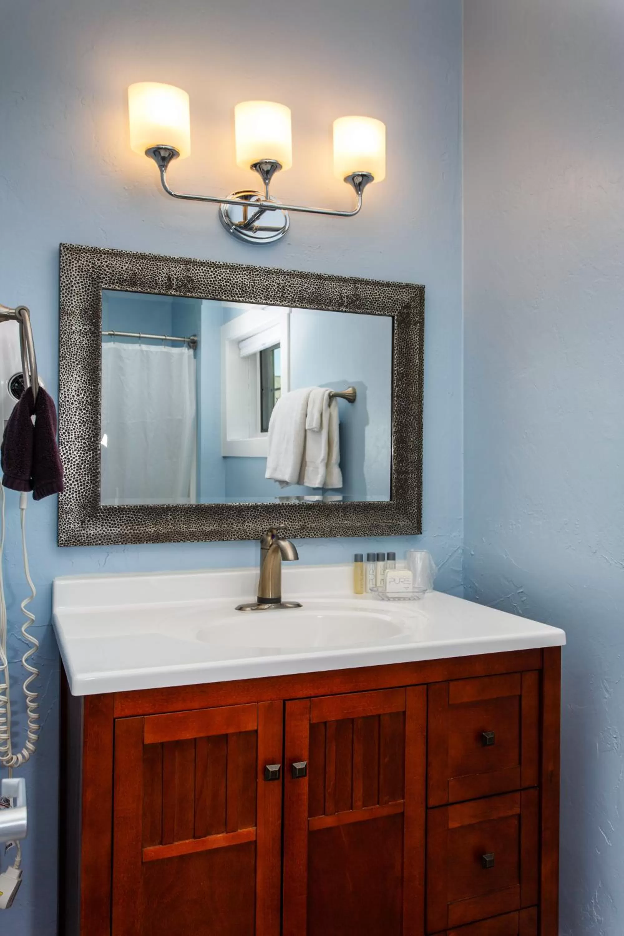 Bathroom in Julie's Park Cafe & Motel