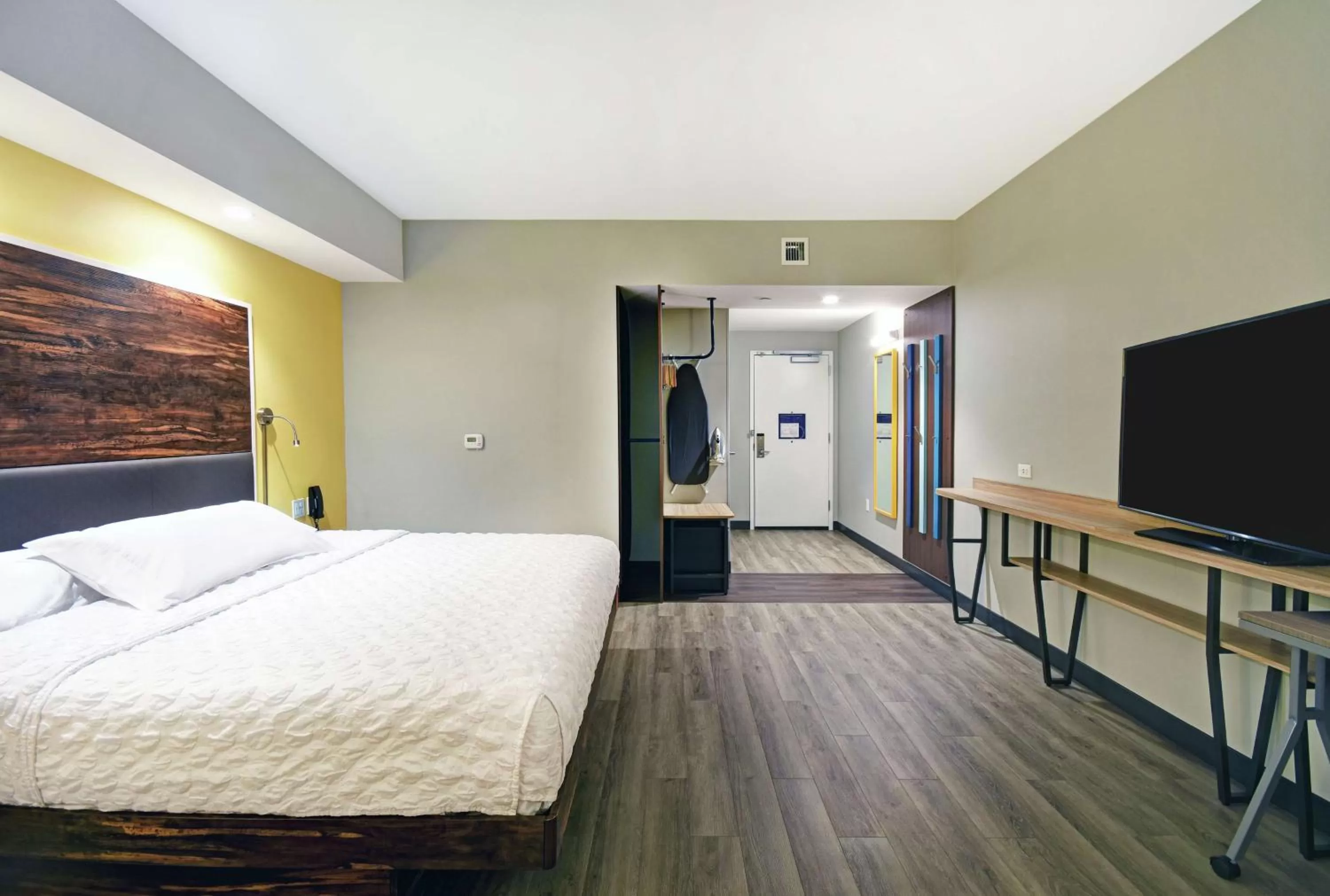 Bedroom, Bed in Tru By Hilton Portland Airport Area Me