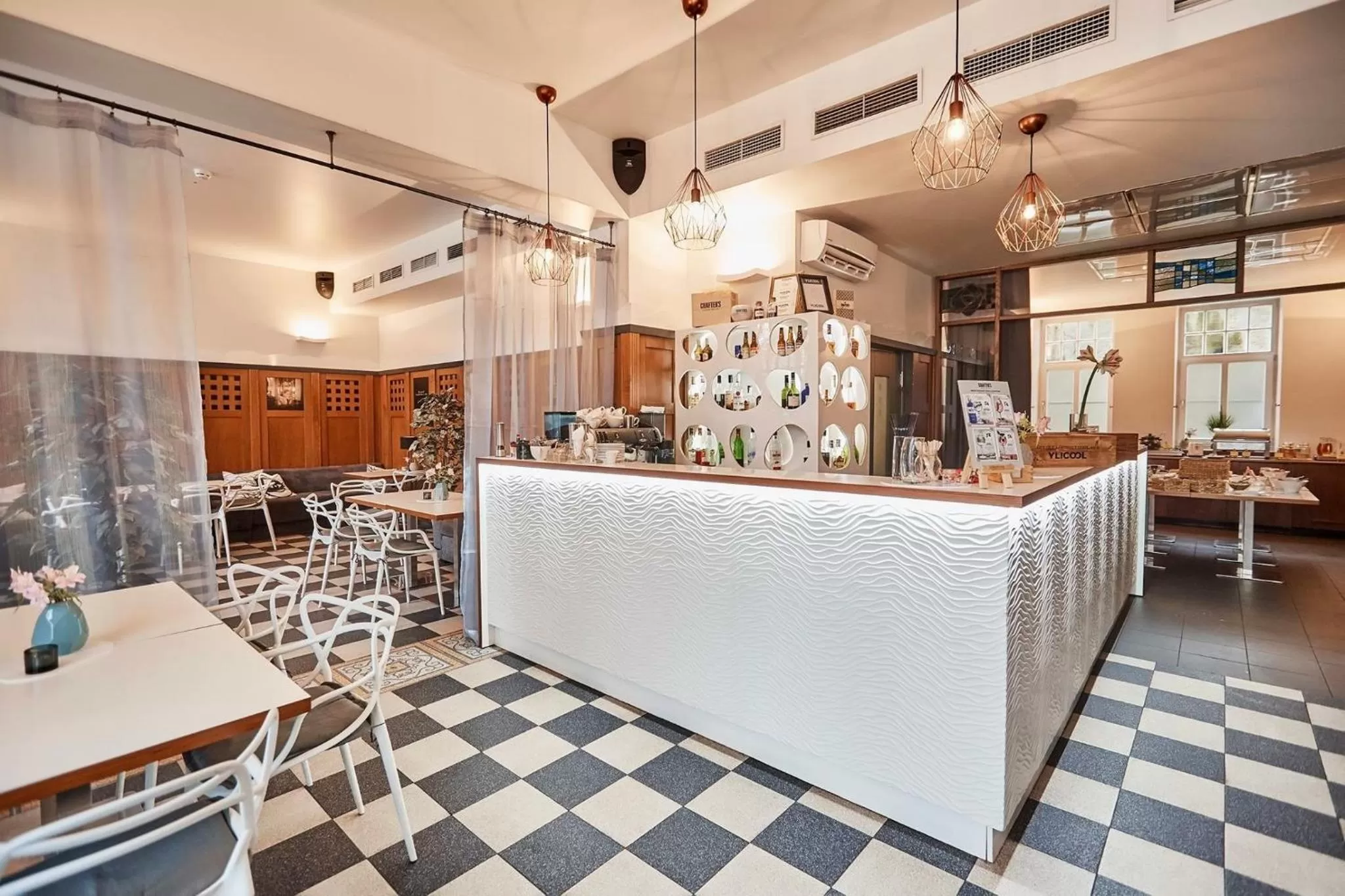 Restaurant/places to eat in Barclay Hotel