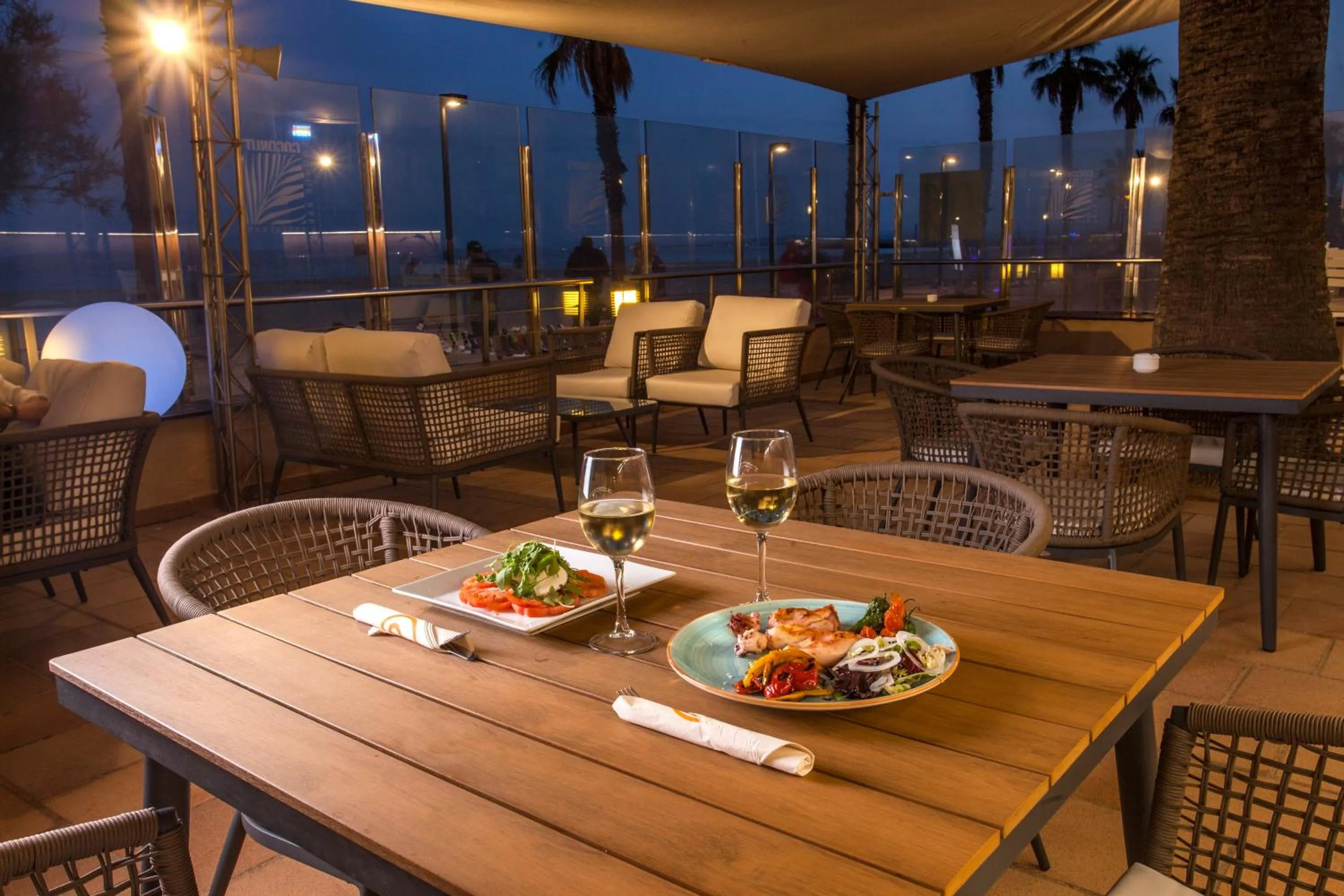 Restaurant/places to eat in Hotel Monterrey Roses by Pierre & Vacances