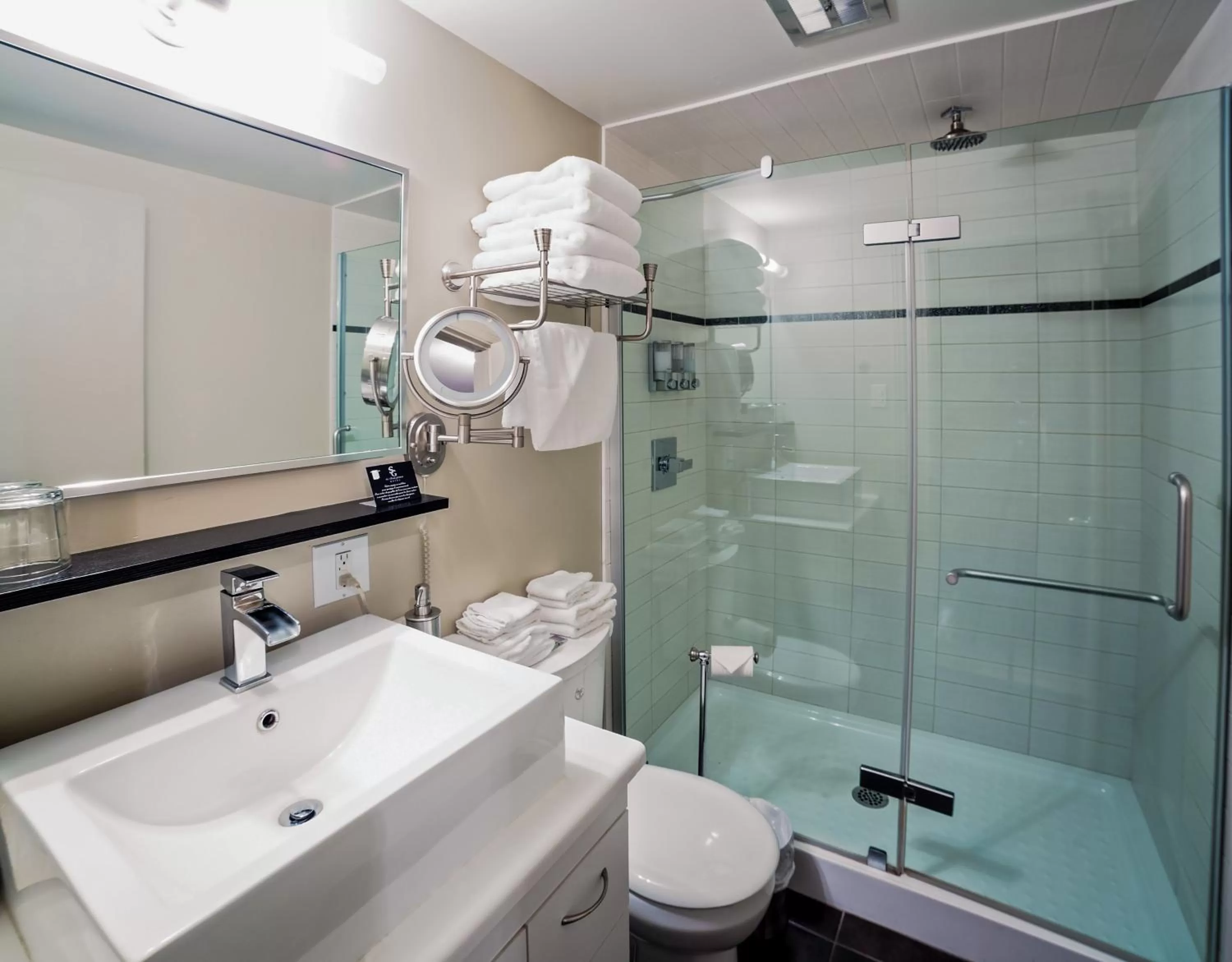 Shower in Hôtel Saint-Germain Rimouski