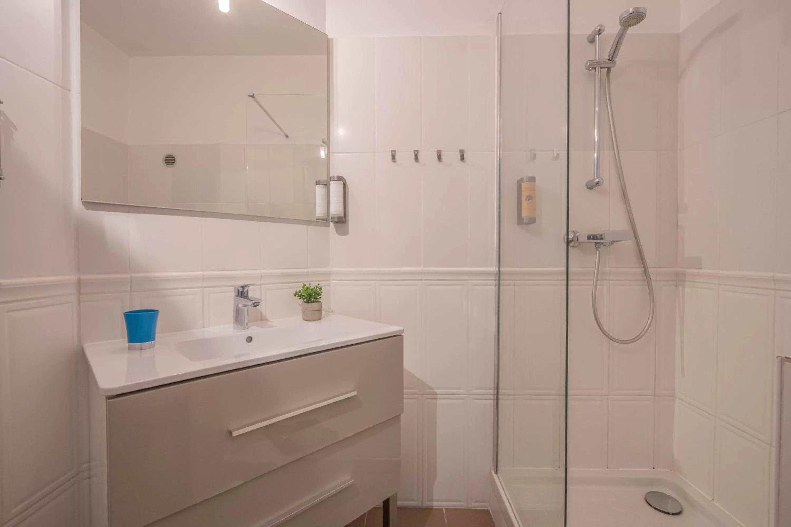 Bathroom in Hôtel Le Méditerranée