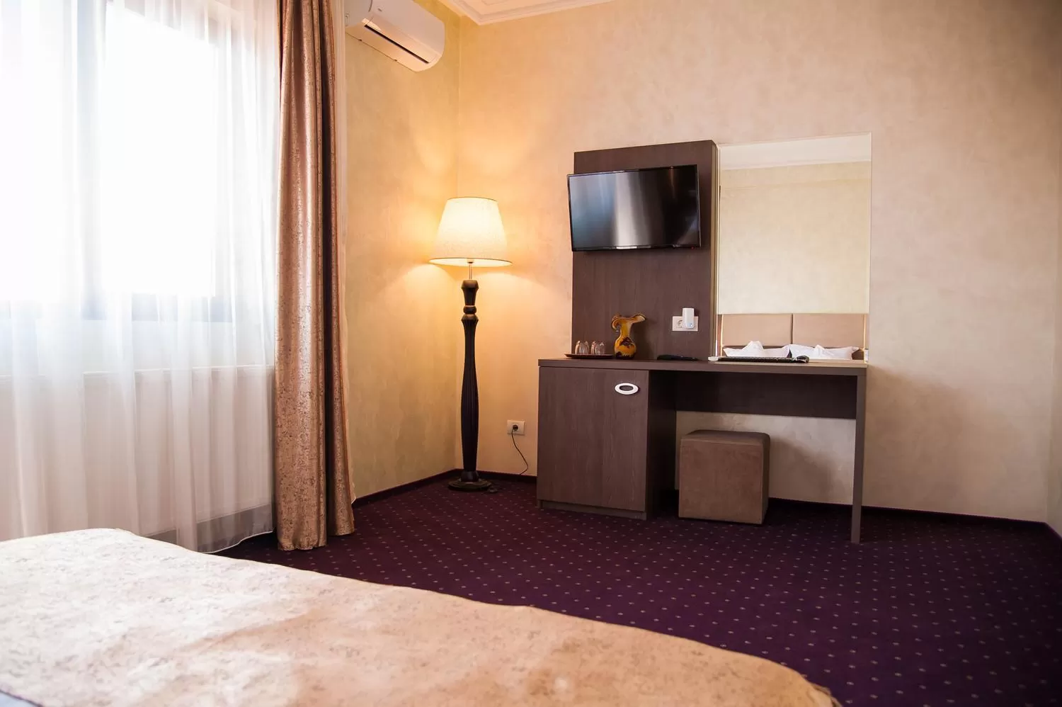 TV/Entertainment Center in Le Mer