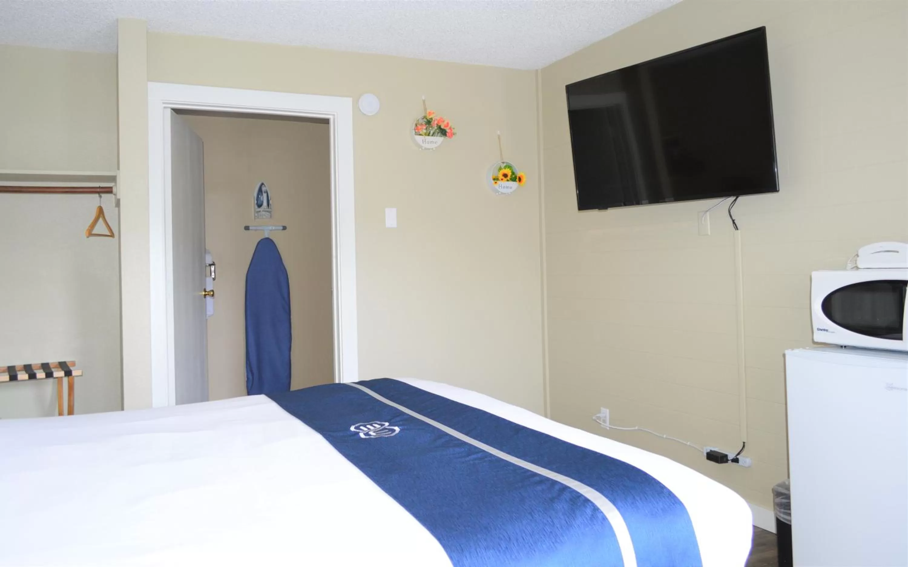 Bed in Omeo Suites Glass Beach