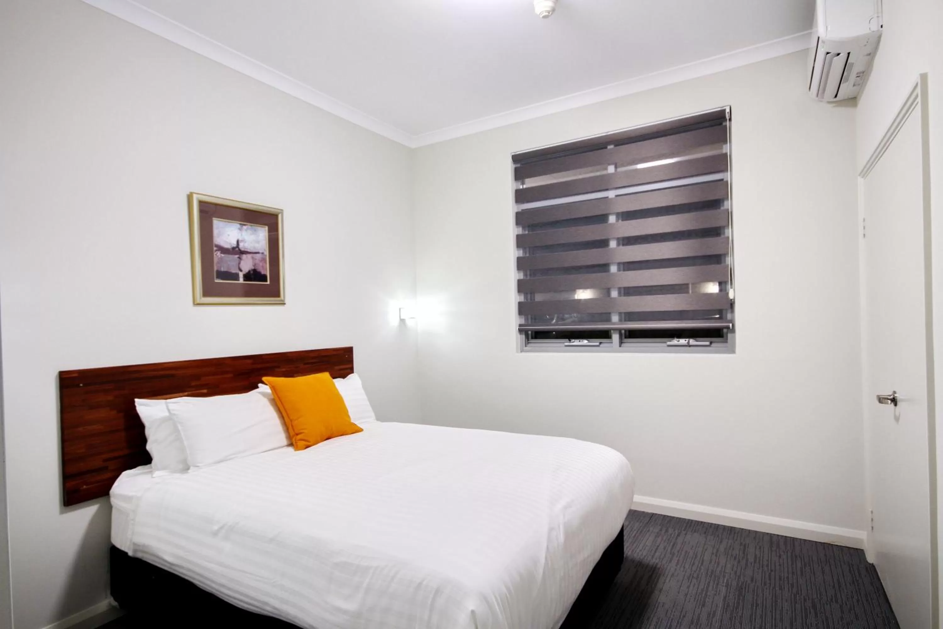 Photo of the whole room, Bed in Gallery Hotel