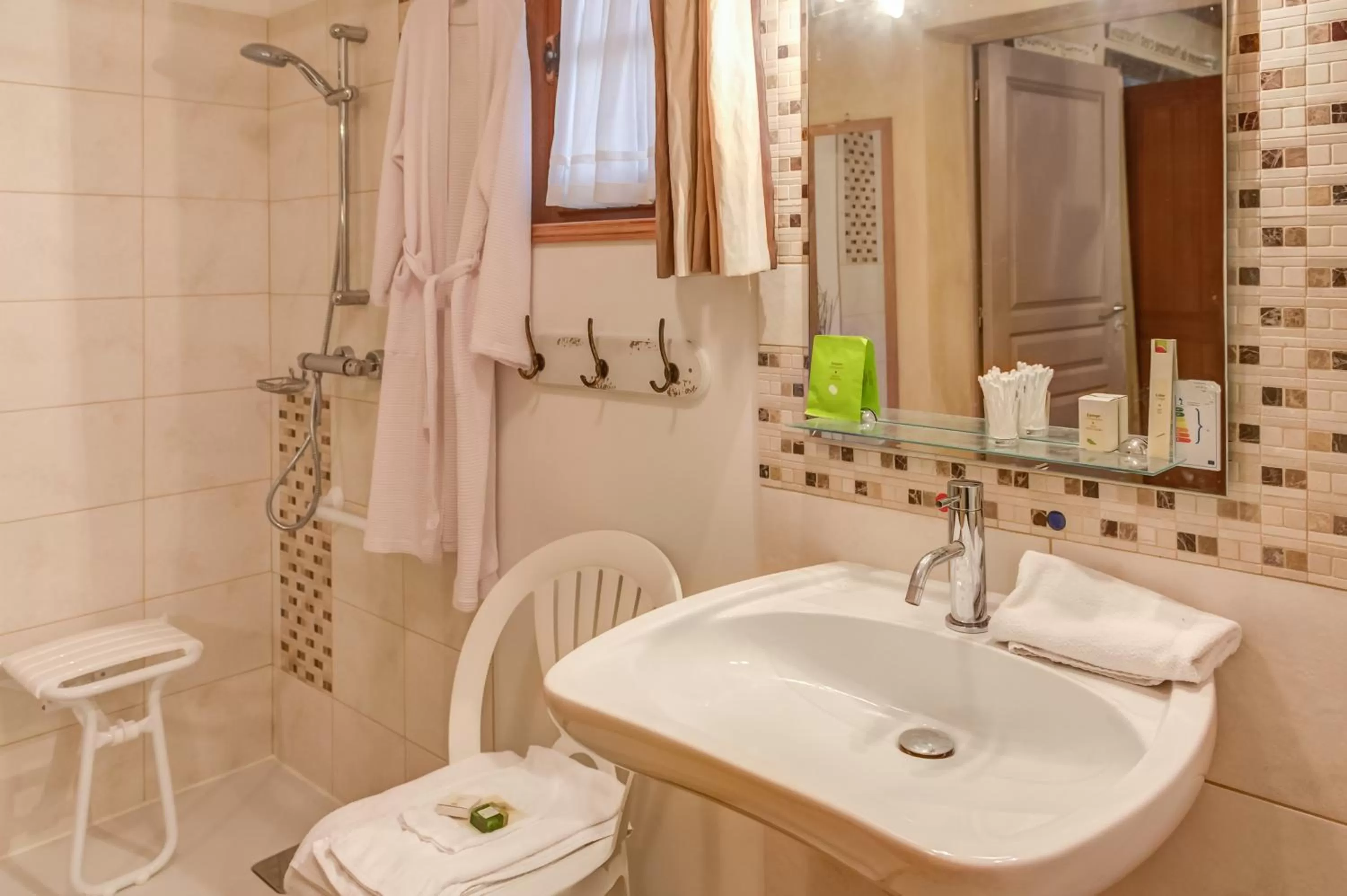 Shower in Hôtel des 4 continents - Le Mans