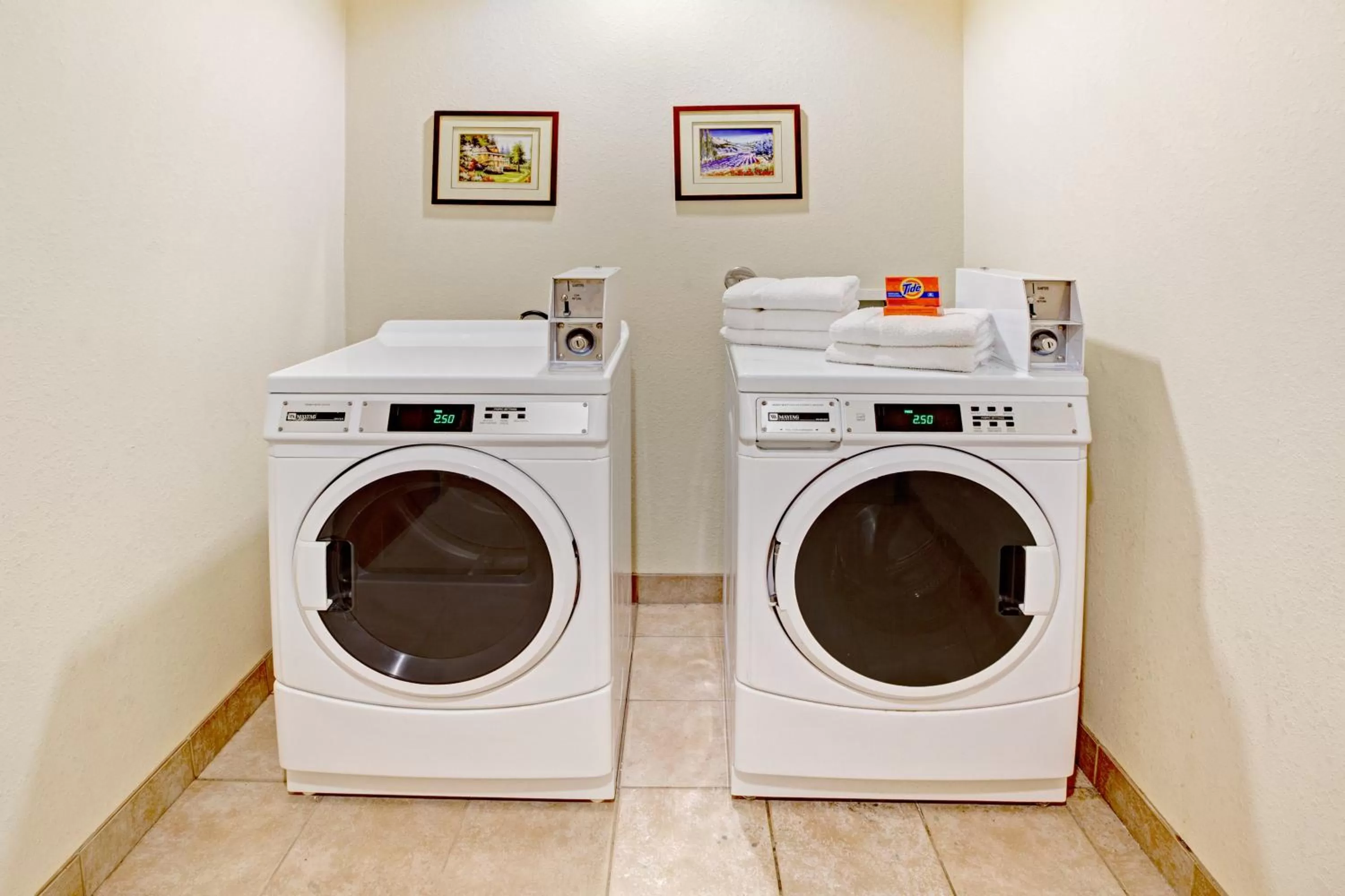 washing machine in Scottish Inns and Suites - La Porte