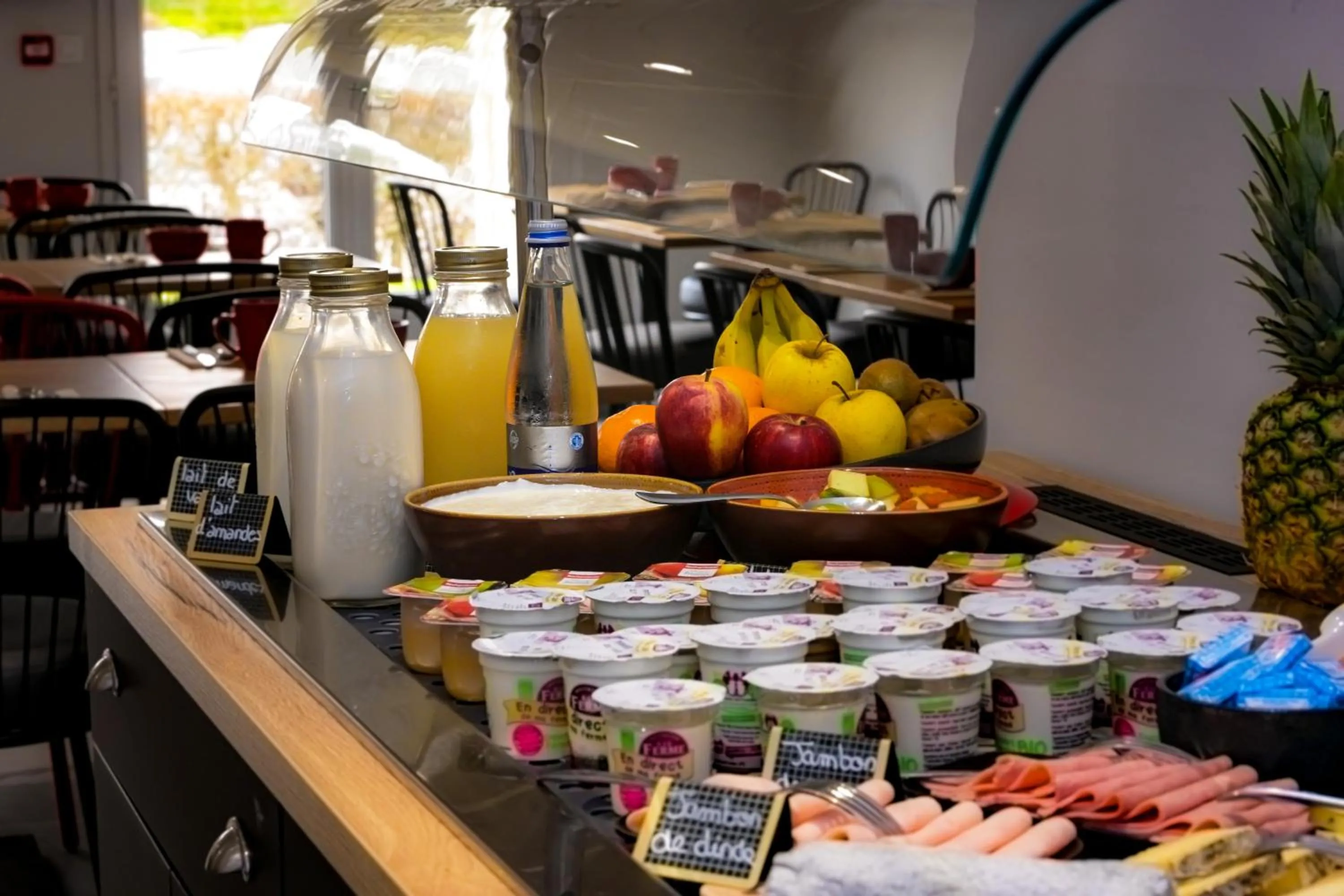 Buffet breakfast in Logis Hôtel Angers Sud