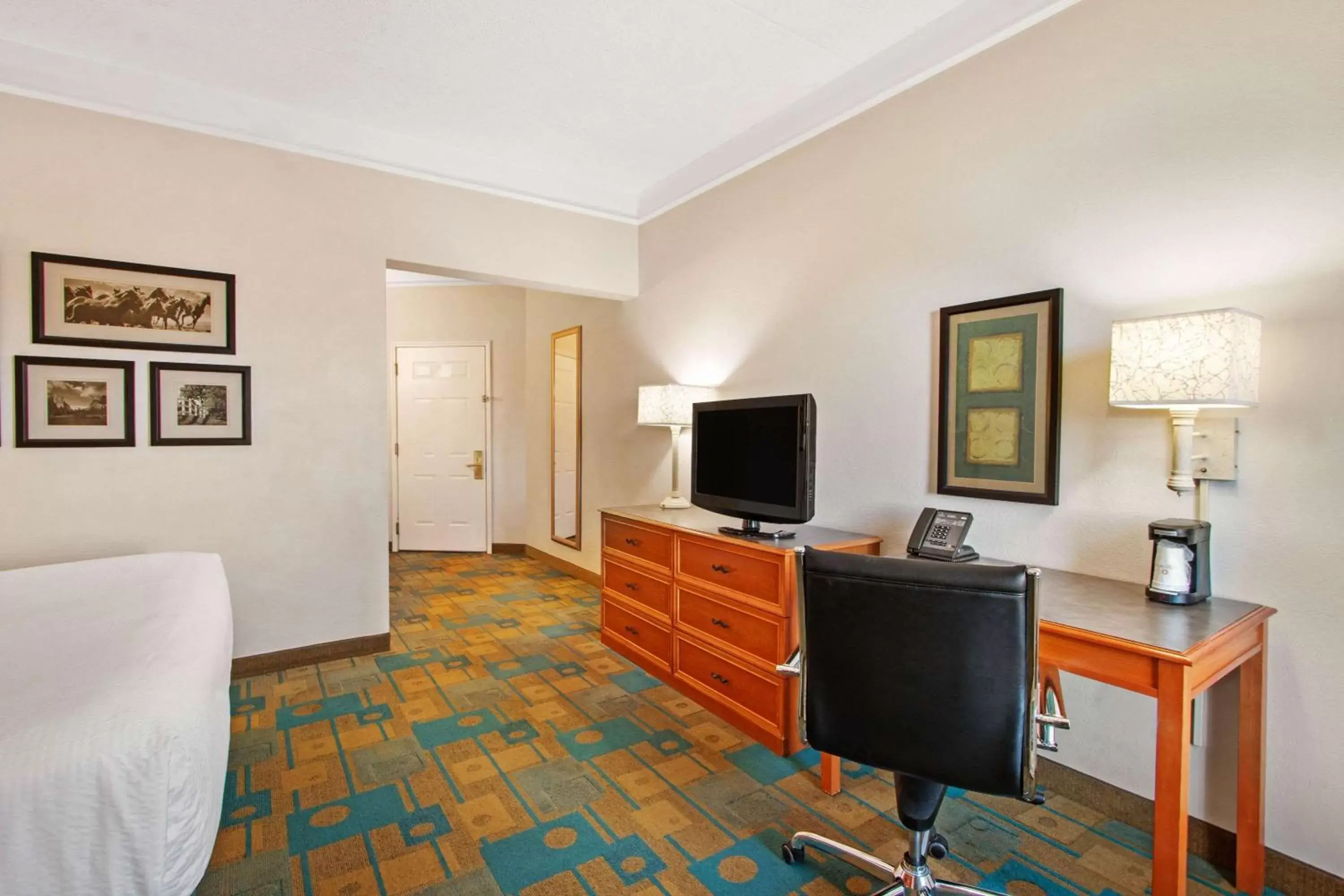 King Room with Mobility/Hearing Impaired Access - single occupancy - Non-Smoking in La Quinta by Wyndham Albuquerque West King Room with Mobility/Hearing Impaired Access - single occupancy - Non-Smoking in La Quinta by Wyndham Albuquerque West