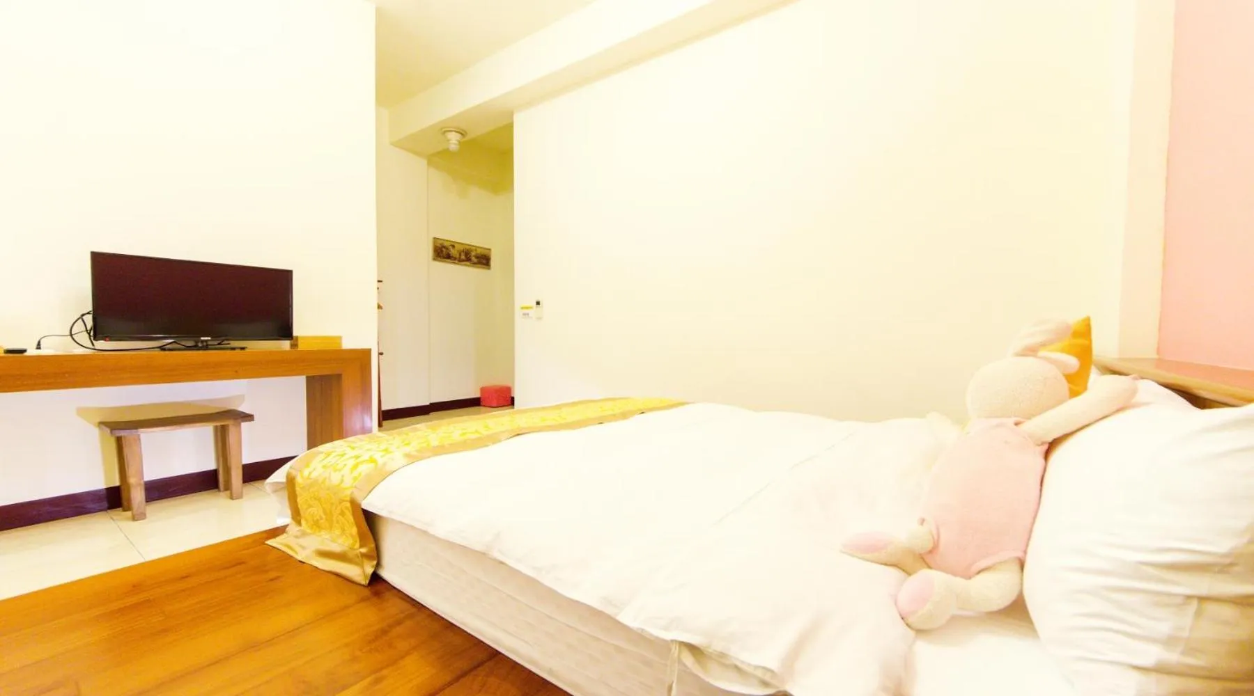 Photo of the whole room, Bed in 相遇民宿Encounter Hostel - 證號 2153-附車位-English welcome