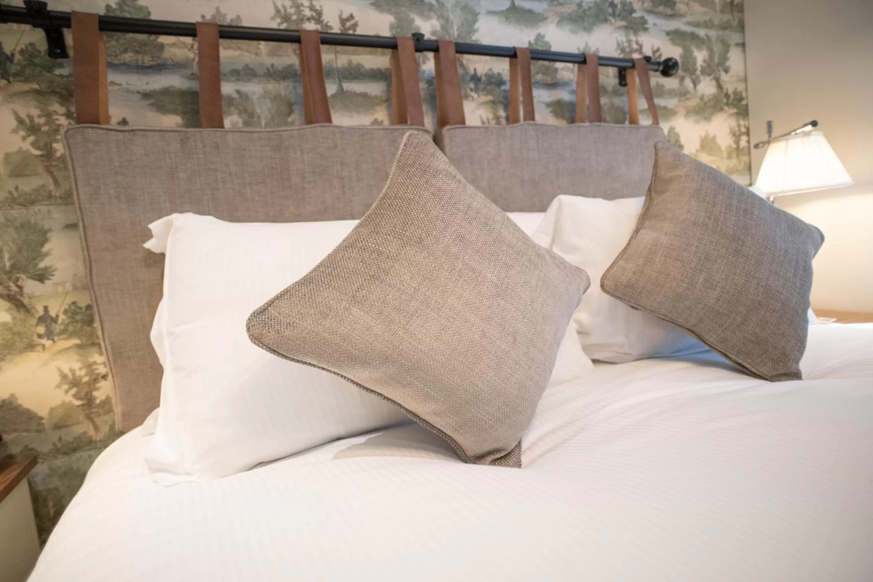 Bed in Cromwell Arms Country Pub with Rooms