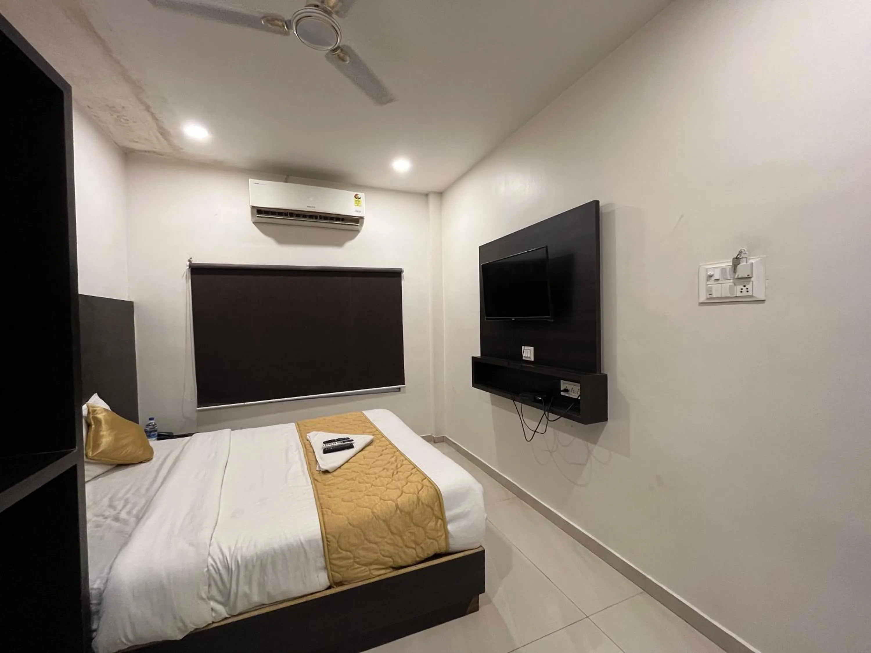 Bed in Wind Flower Regency - Near Kokilaben Hospital