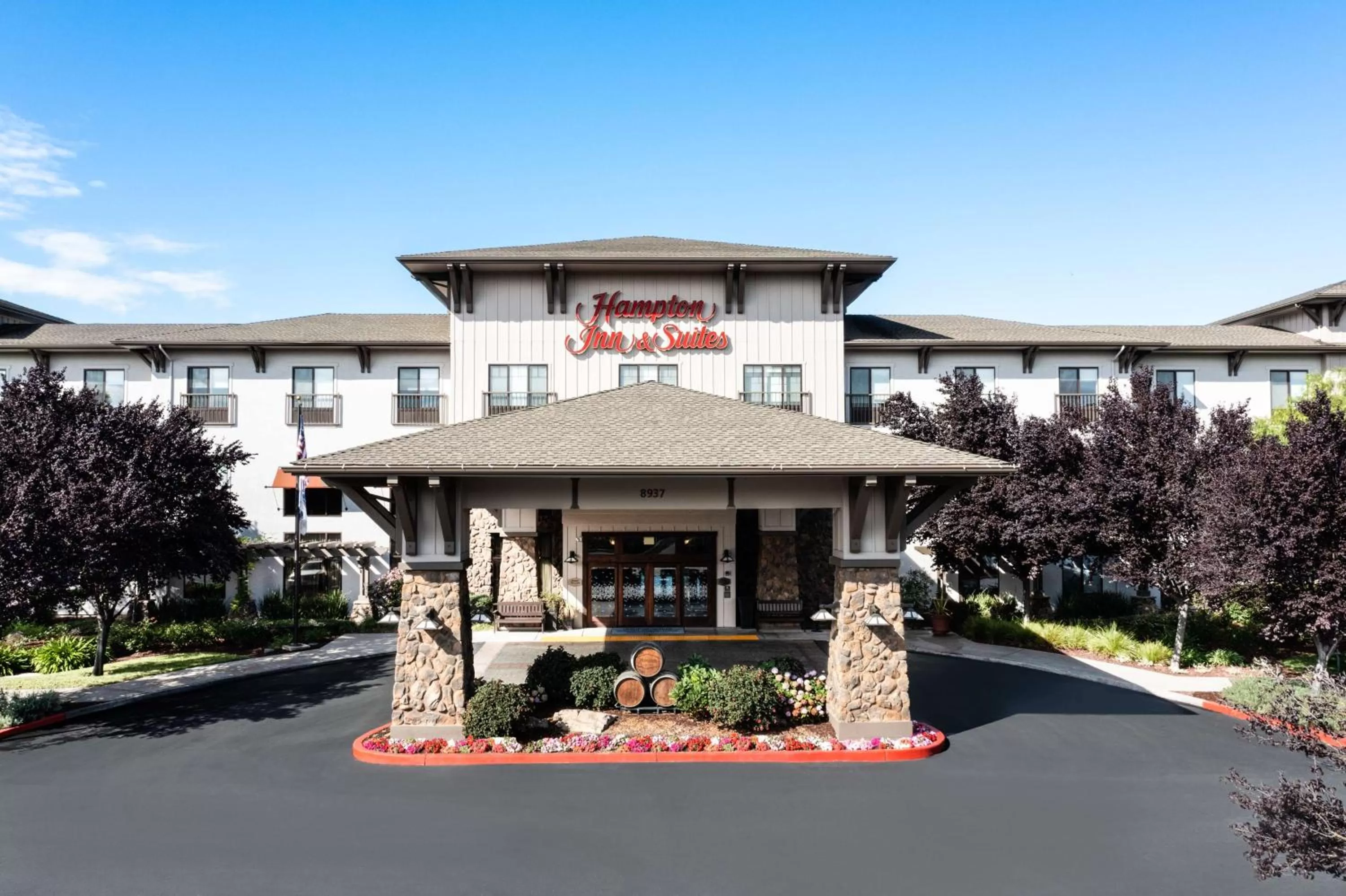 Property building in Hampton Inn & Suites Windsor-Sonoma Wine Country