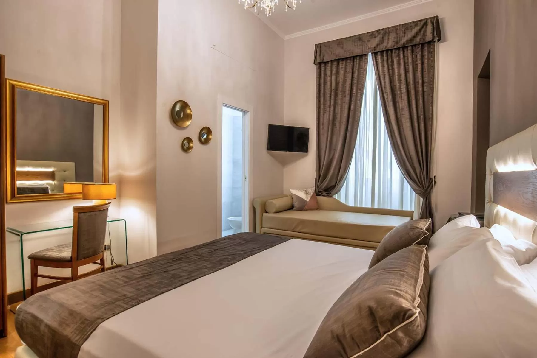 Toilet, Bed in Hotel Paba