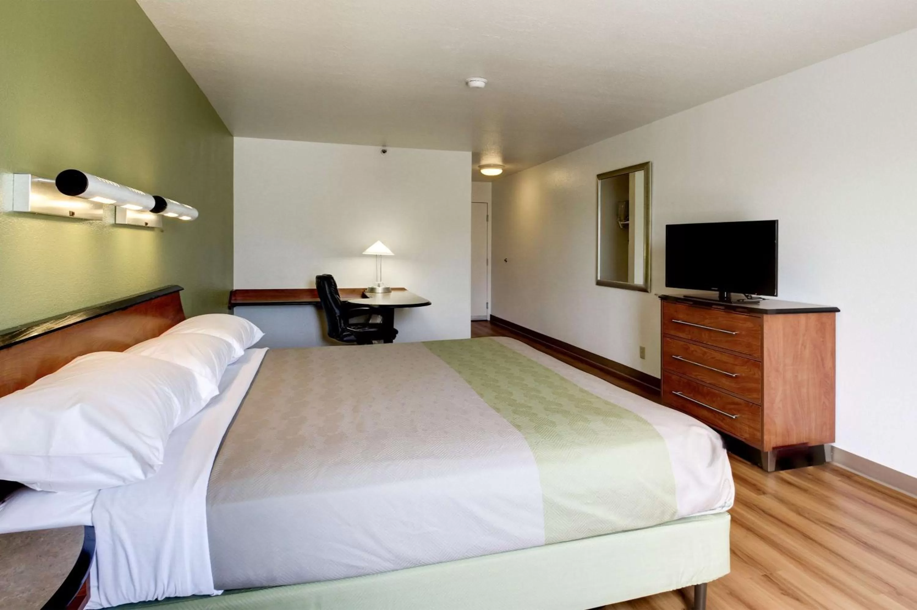 TV and multimedia in Motel 6-Ogden, UT - Riverdale