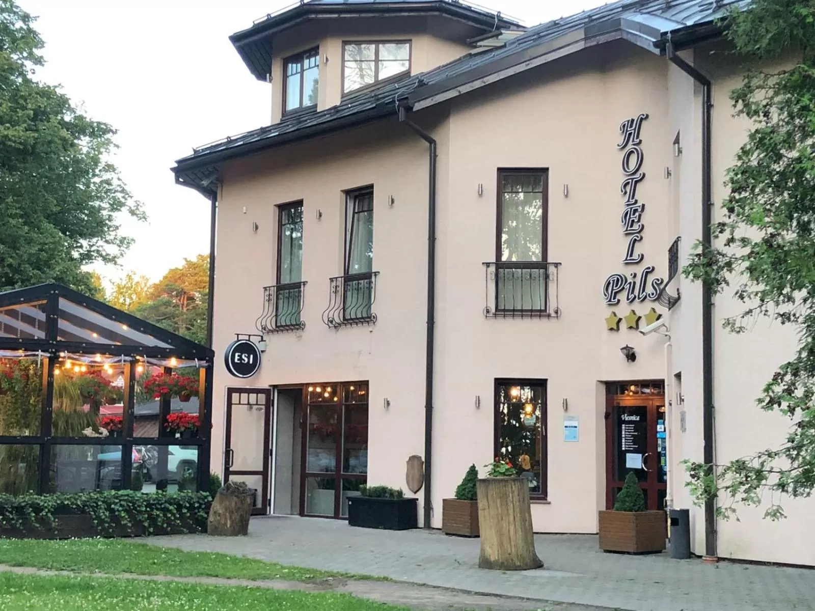 Facade/entrance in Hotel Pils with Self-Check in