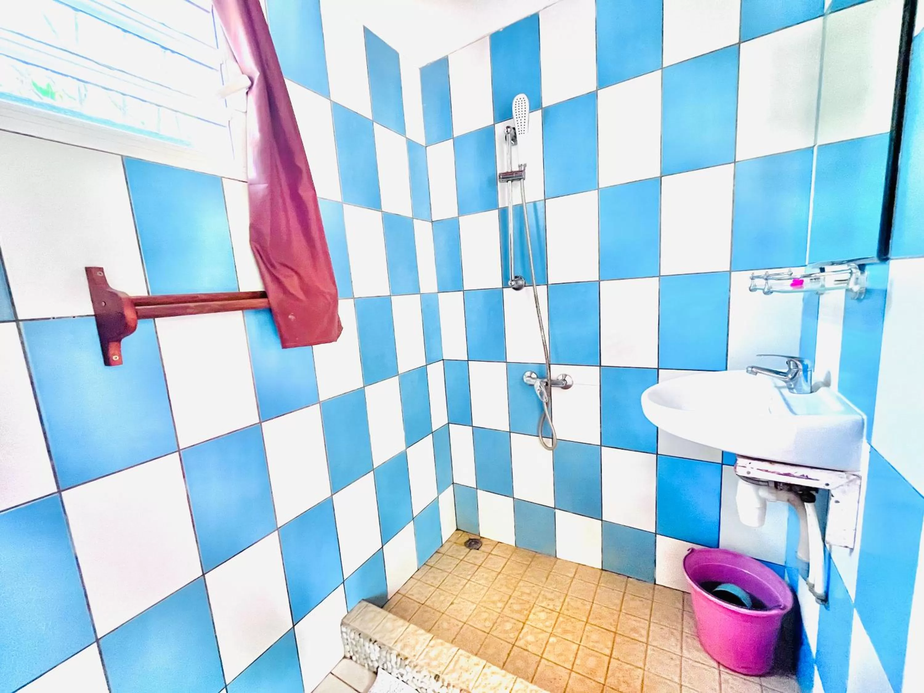 Shower in Régina Lodge Diégo Suarez Madagascar