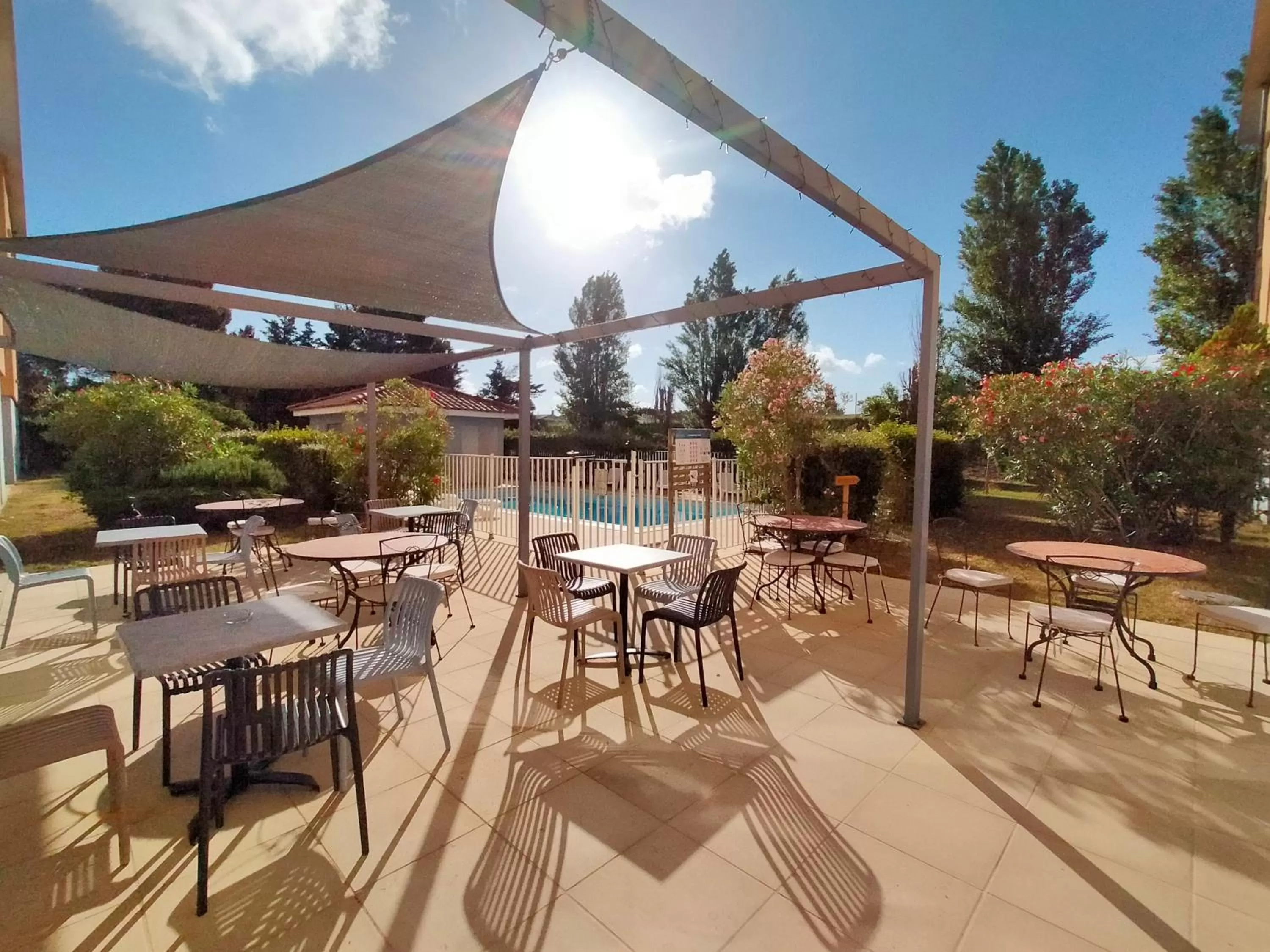 Patio, Restaurant/Places to Eat in Zenitude Hôtel-Résidences Carcassonne