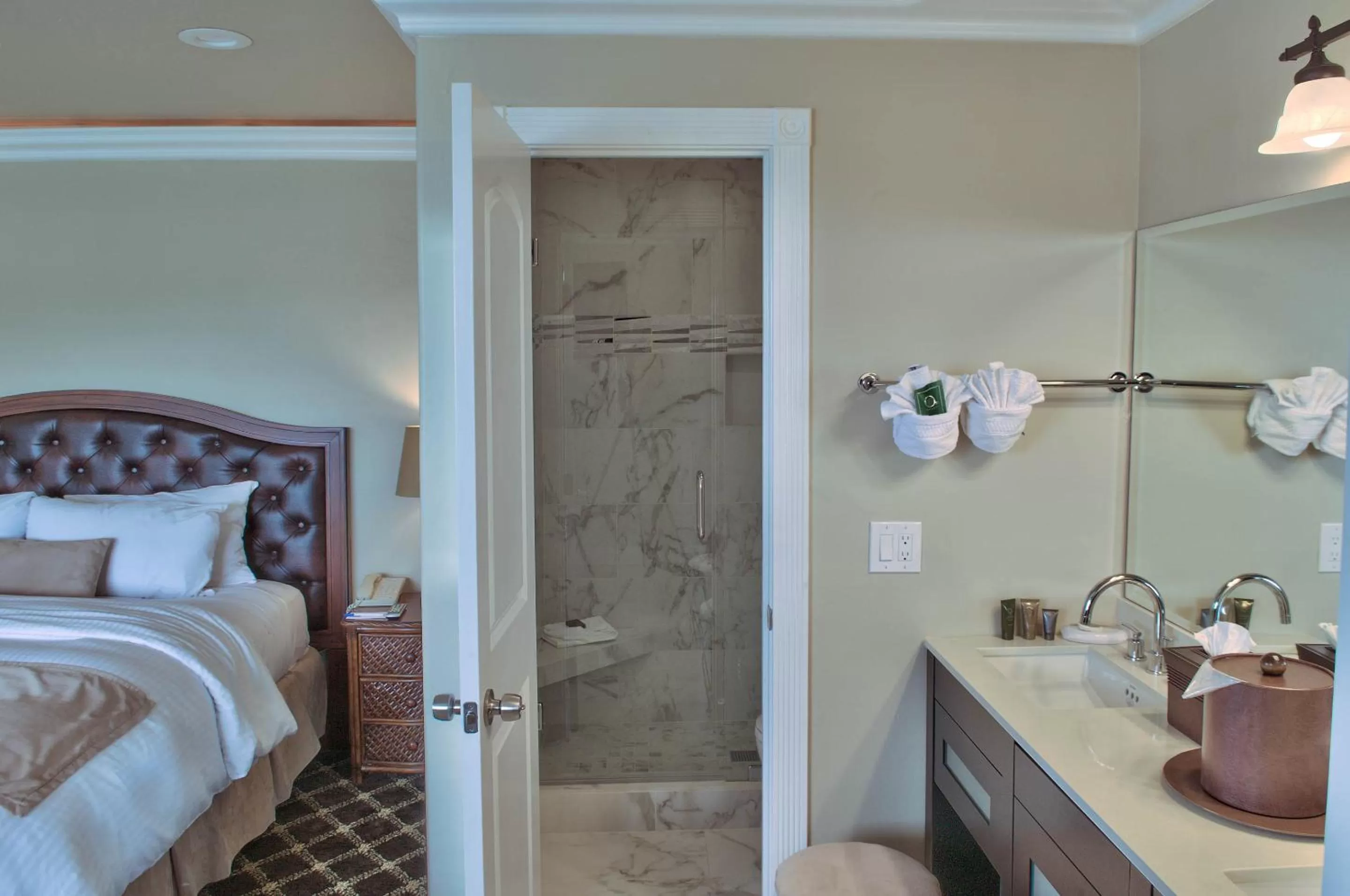 Bathroom, Bed in Lovers Point Inn