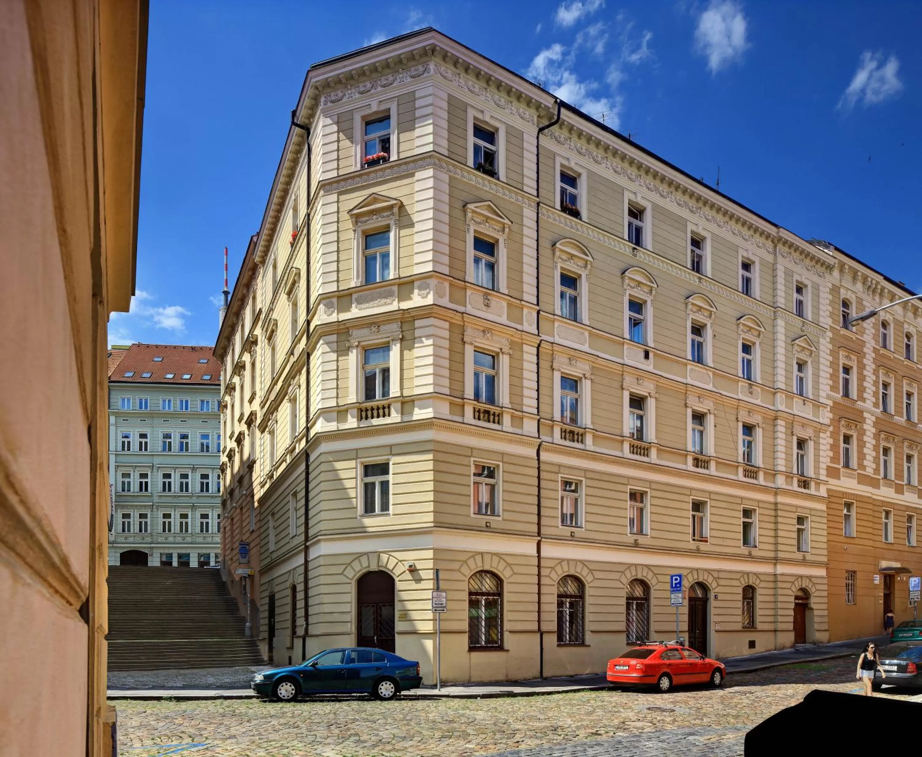 Facade/entrance in Hotel Golden City Garni