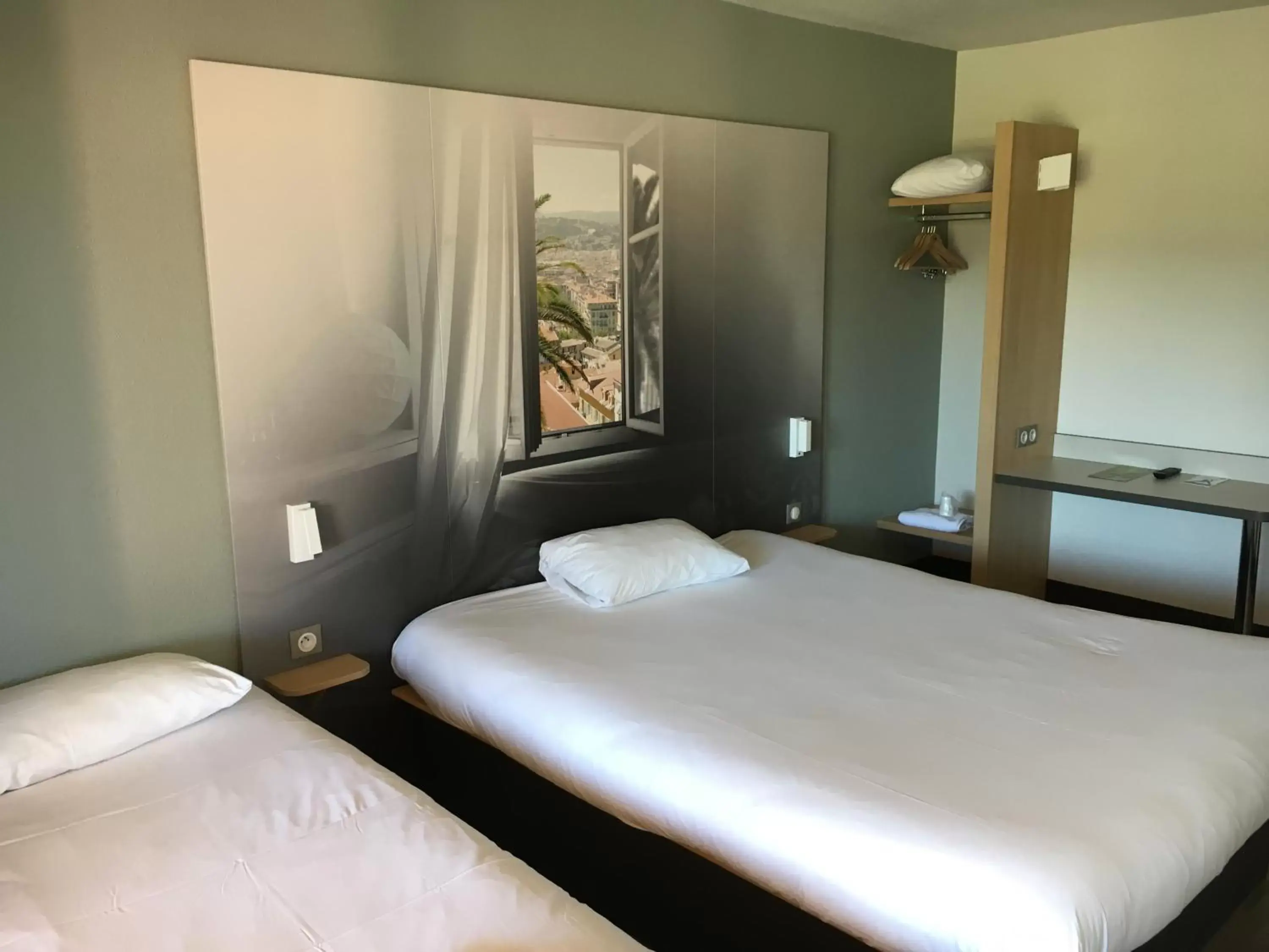 Triple Room in B&B HOTEL Villeneuve Loubet Village Triple Room in B&B HOTEL Villeneuve Loubet Village