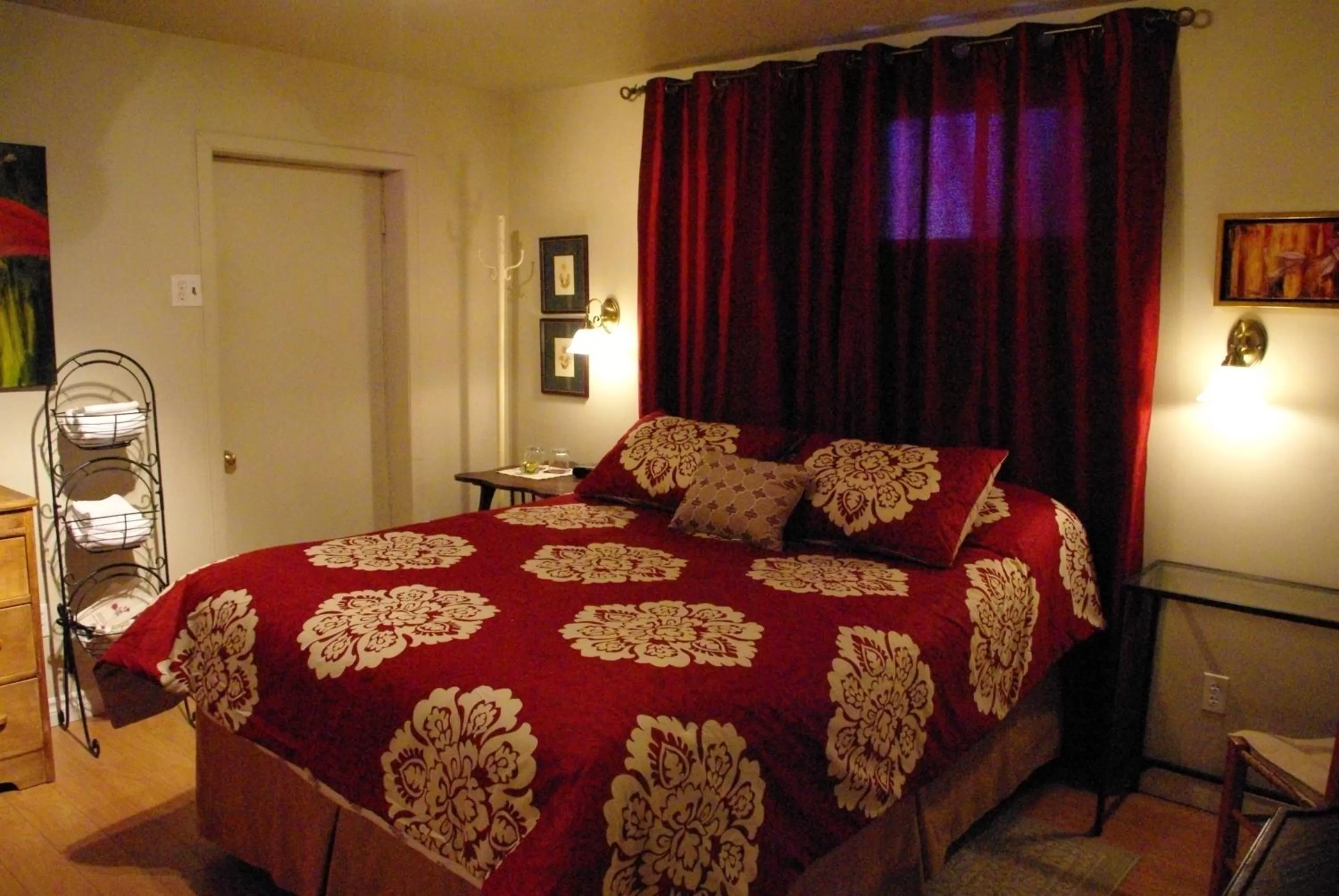 Photo of the whole room, Bed in Atelier Galerie Anne Drouin Peinture & Pension