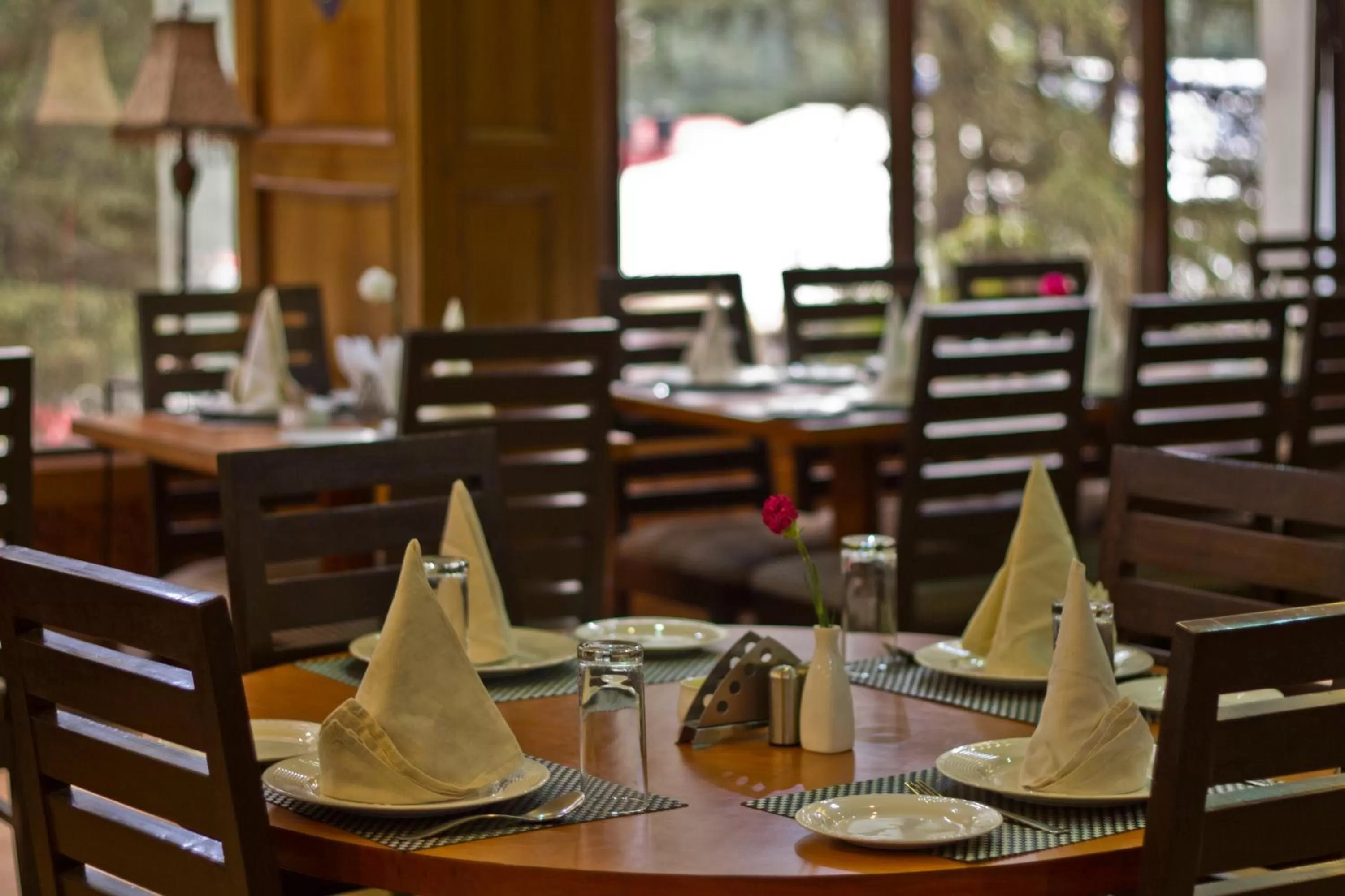 Restaurant/places to eat in Hotel Broadways Inn