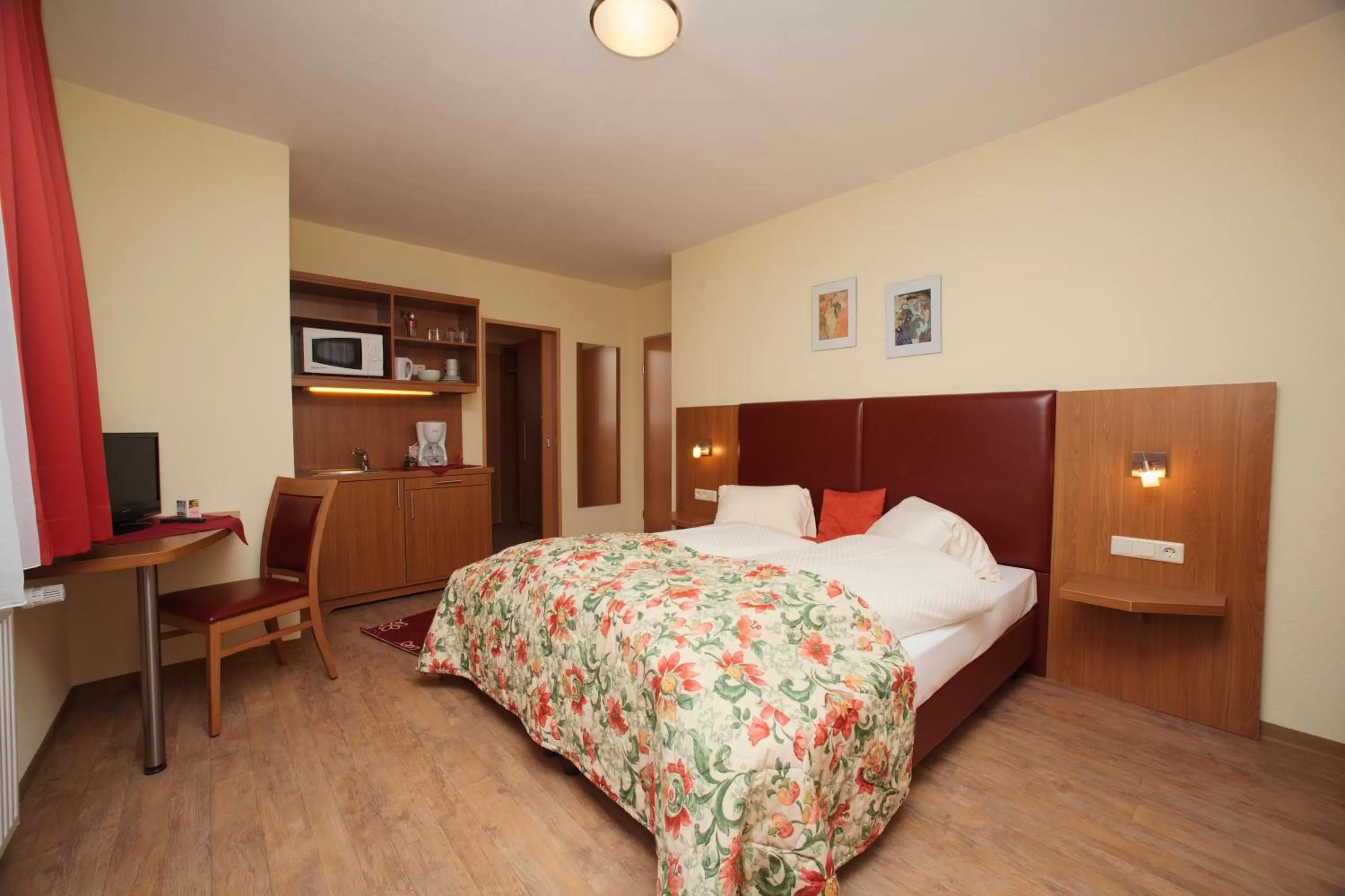 Bed in Mountain Motel