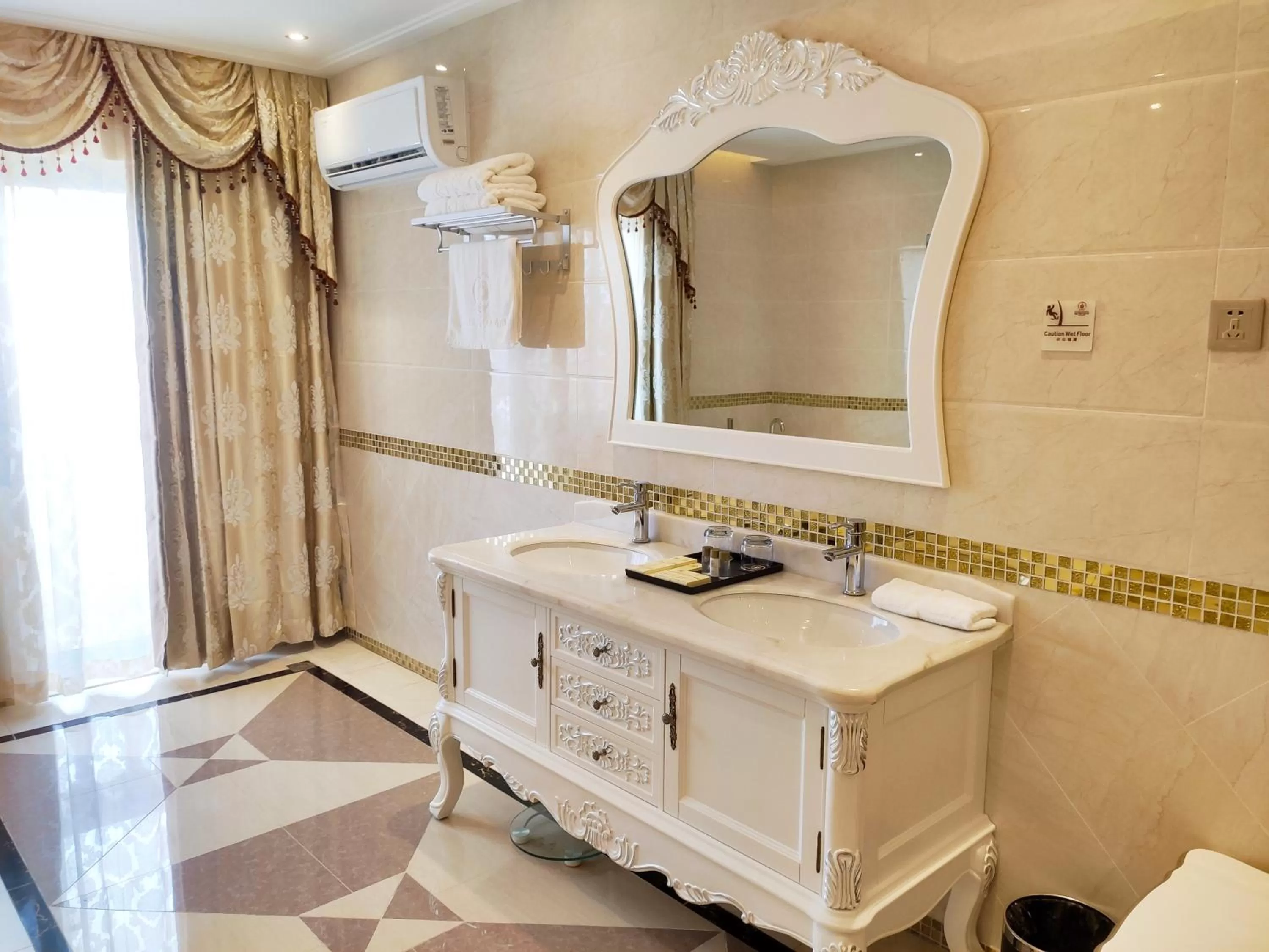 Bathroom in Golden Peacock Hotel Blantyre