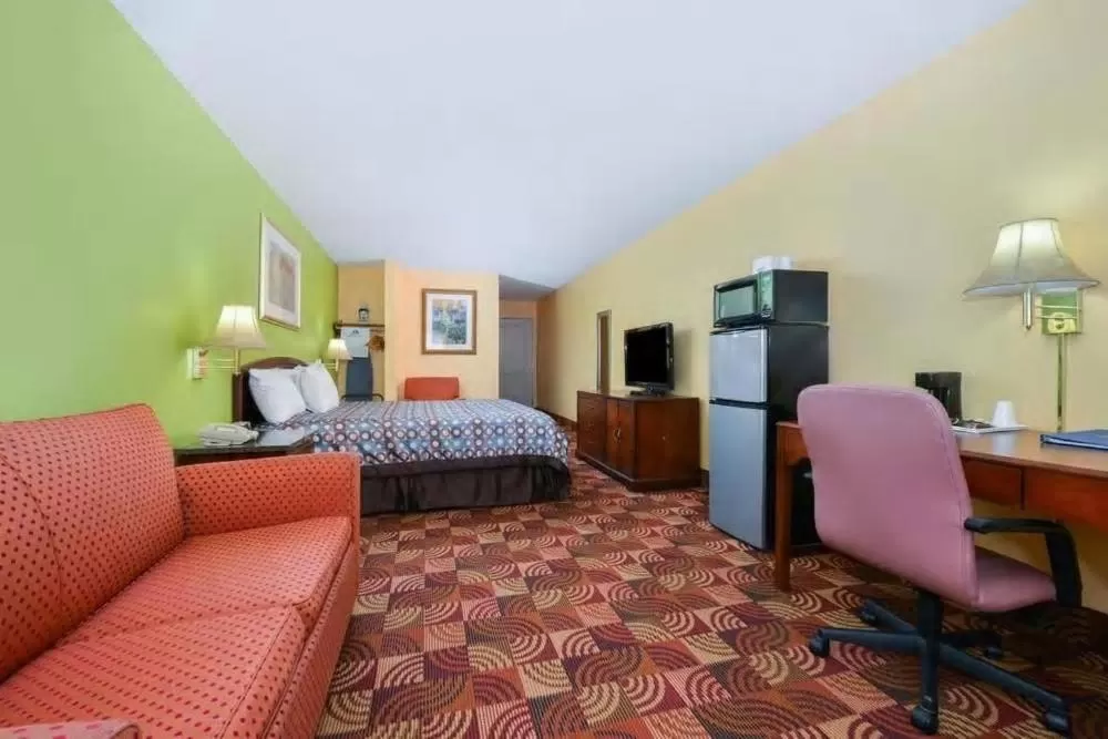 Superior King Room - Non-Smoking in Super 8 by Wyndham Lake of the Ozarks