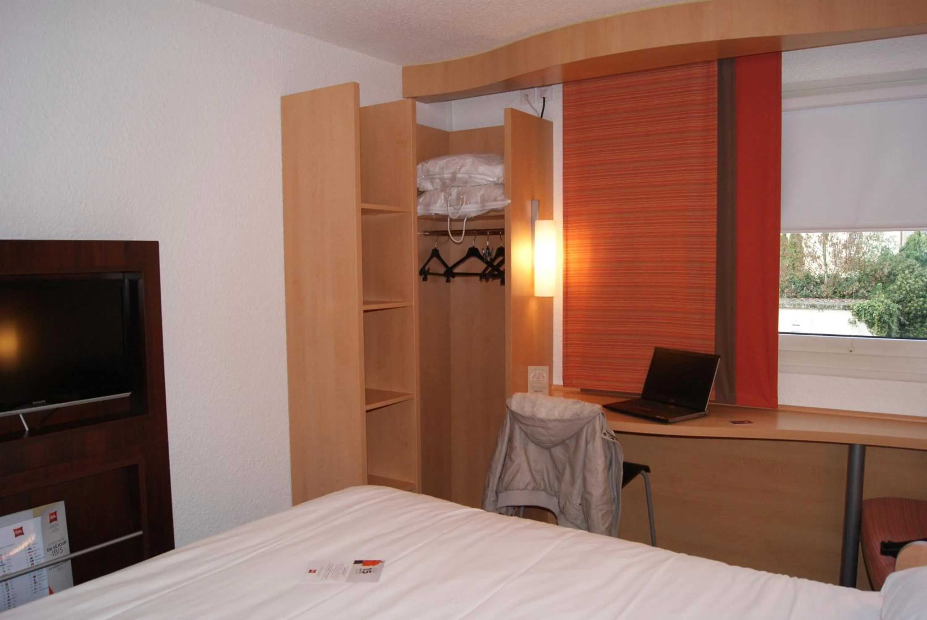 Bedroom, Bed in Hôtel Ibis Nevers