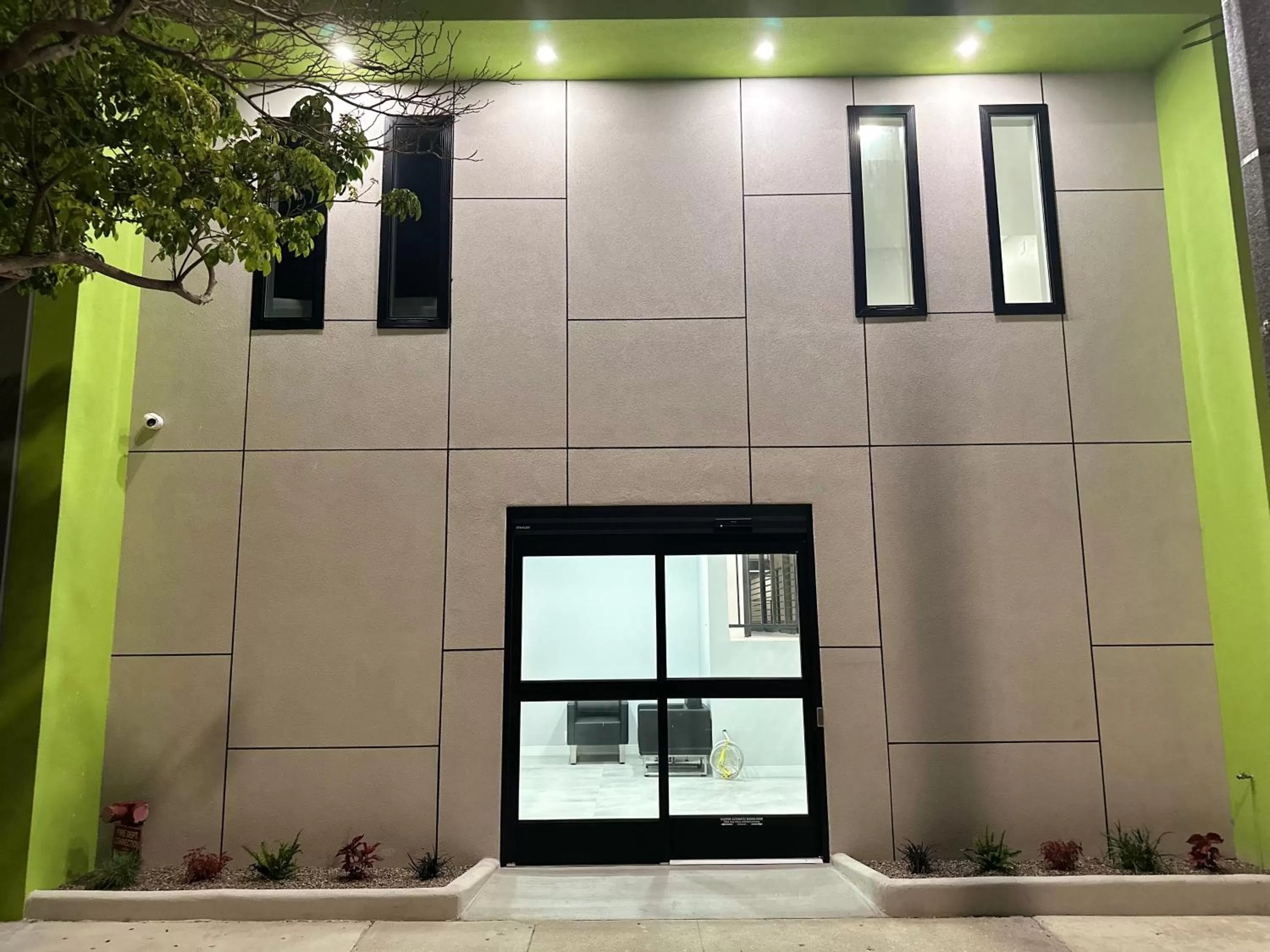 Property building in Deluxe Inn Hawthorne/ LAX