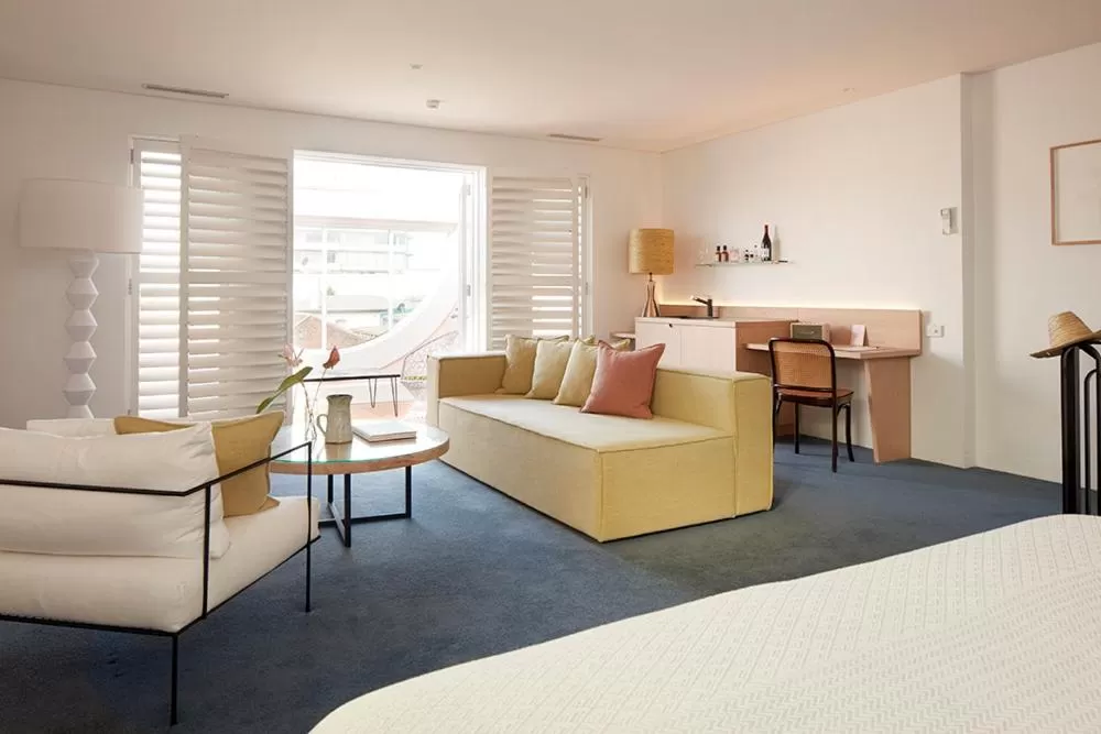 Seating area, Bed in Hotel Ravesis