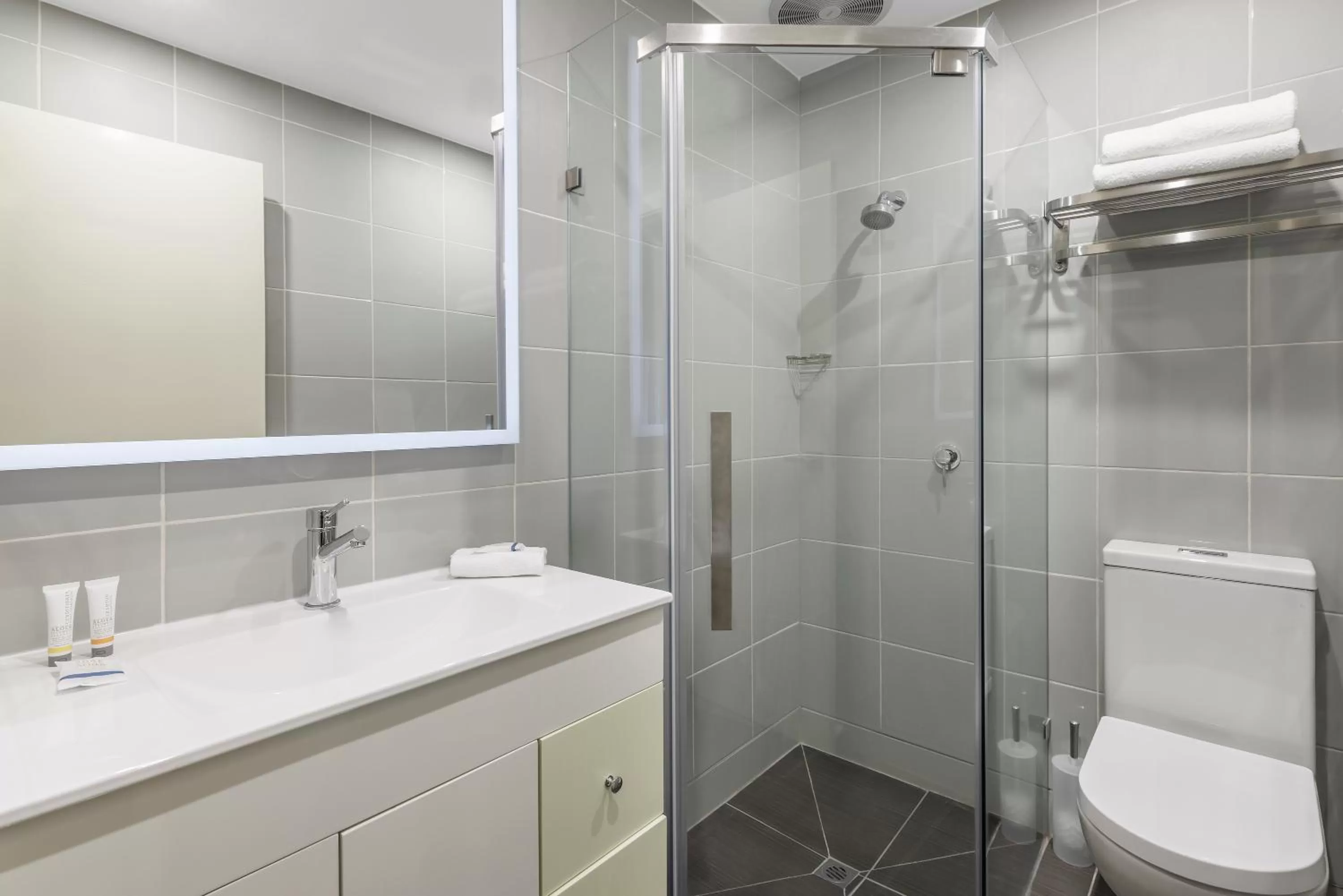 Bathroom in Quality Hotel Melbourne Airport