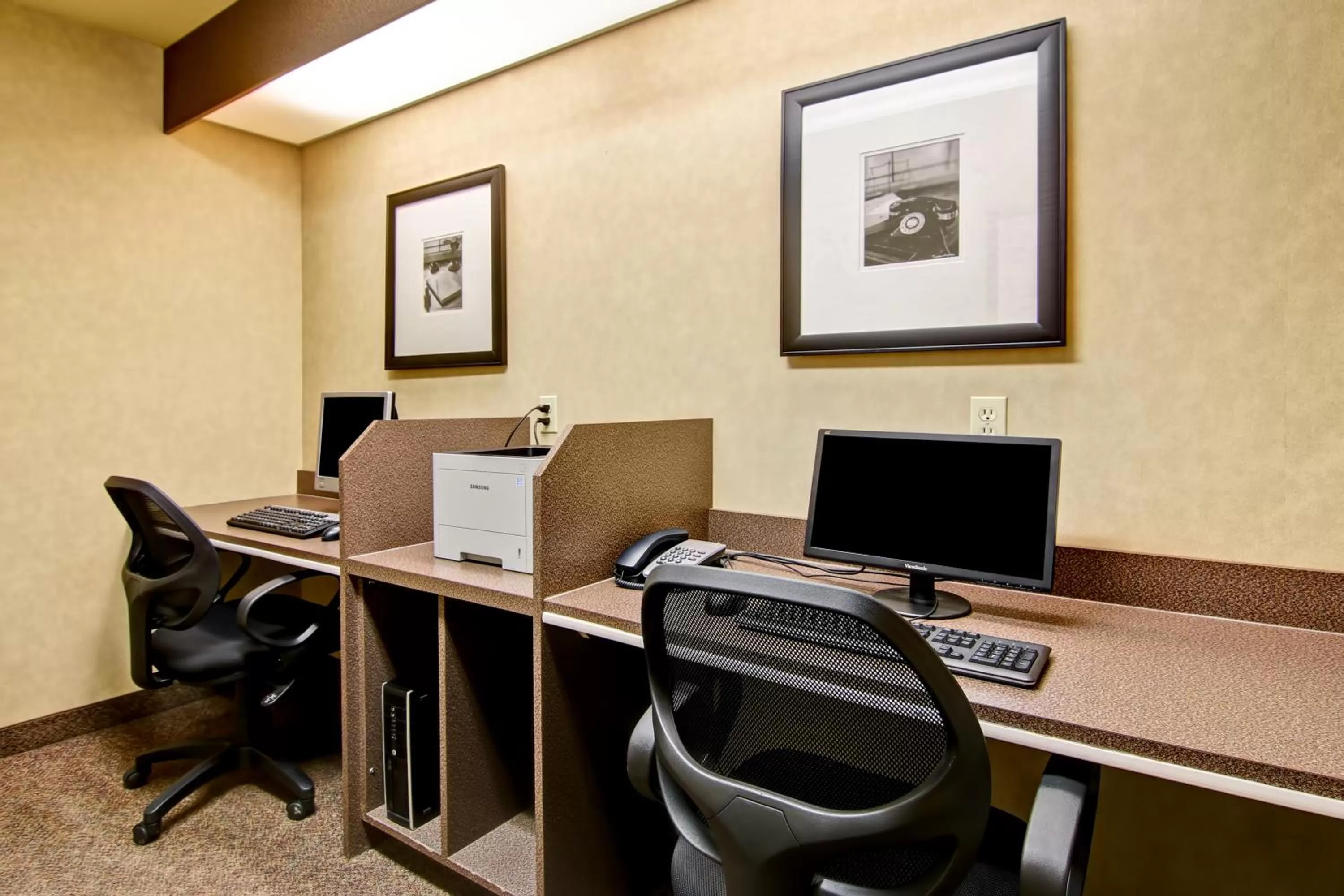 Business facilities in Canalta Provost