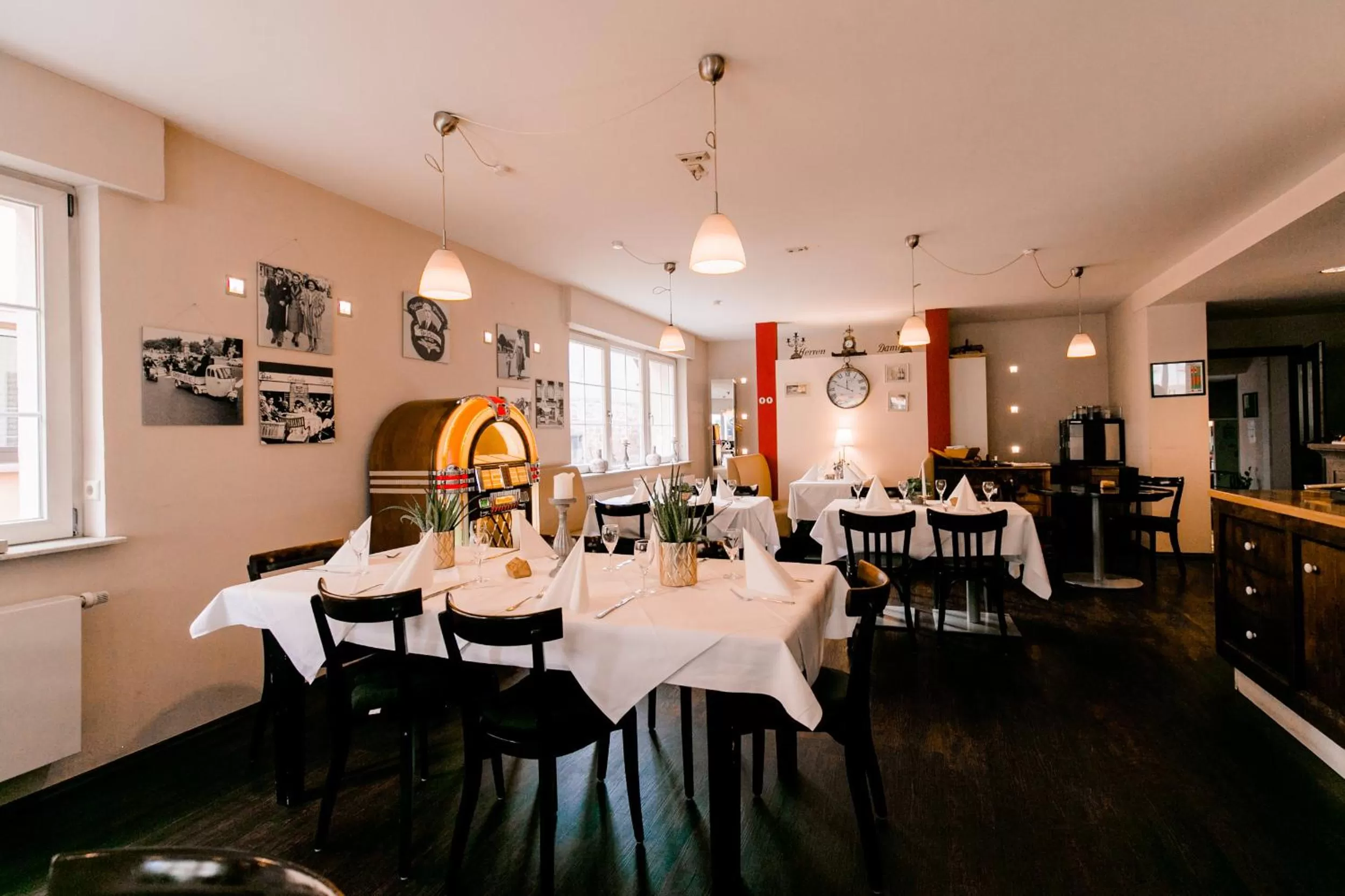 Restaurant/places to eat in Burgers Hotel