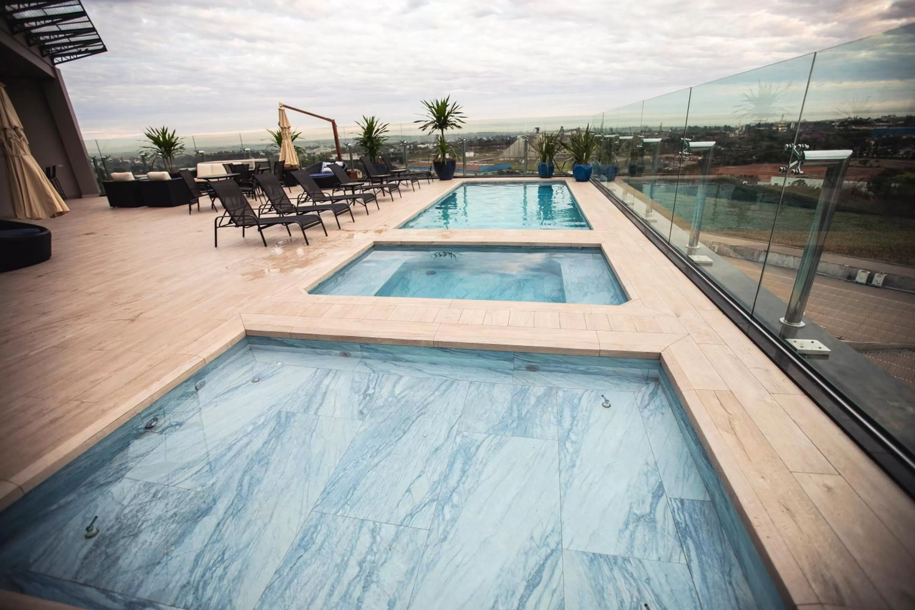 Swimming pool in Transamerica Executive Maringá