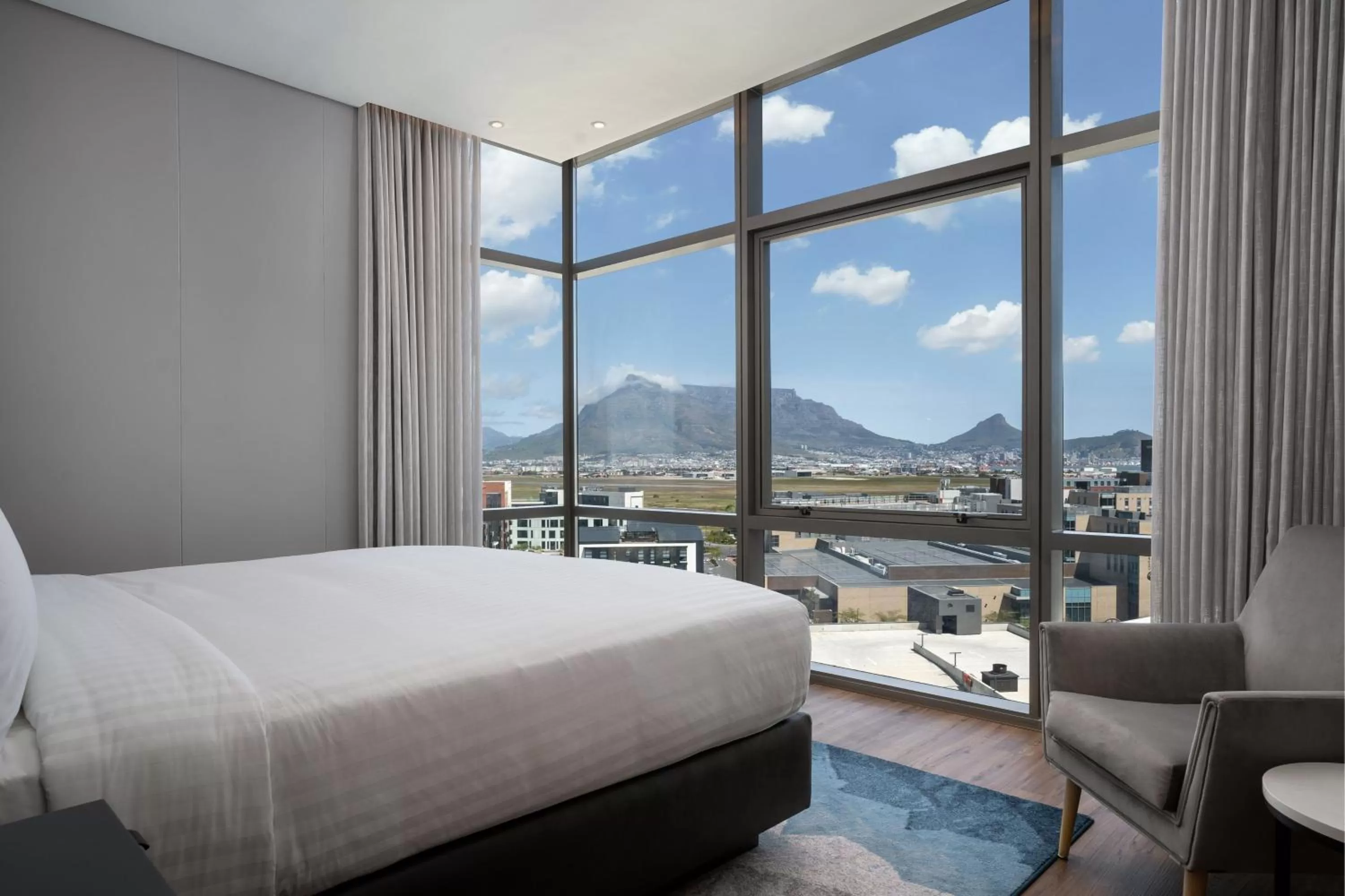 Photo of the whole room, Bed in Cape Town Marriott Hotel Crystal Towers