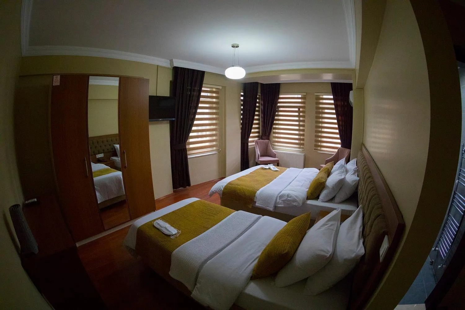 Photo of the whole room, Bed in Ramparts Hotel